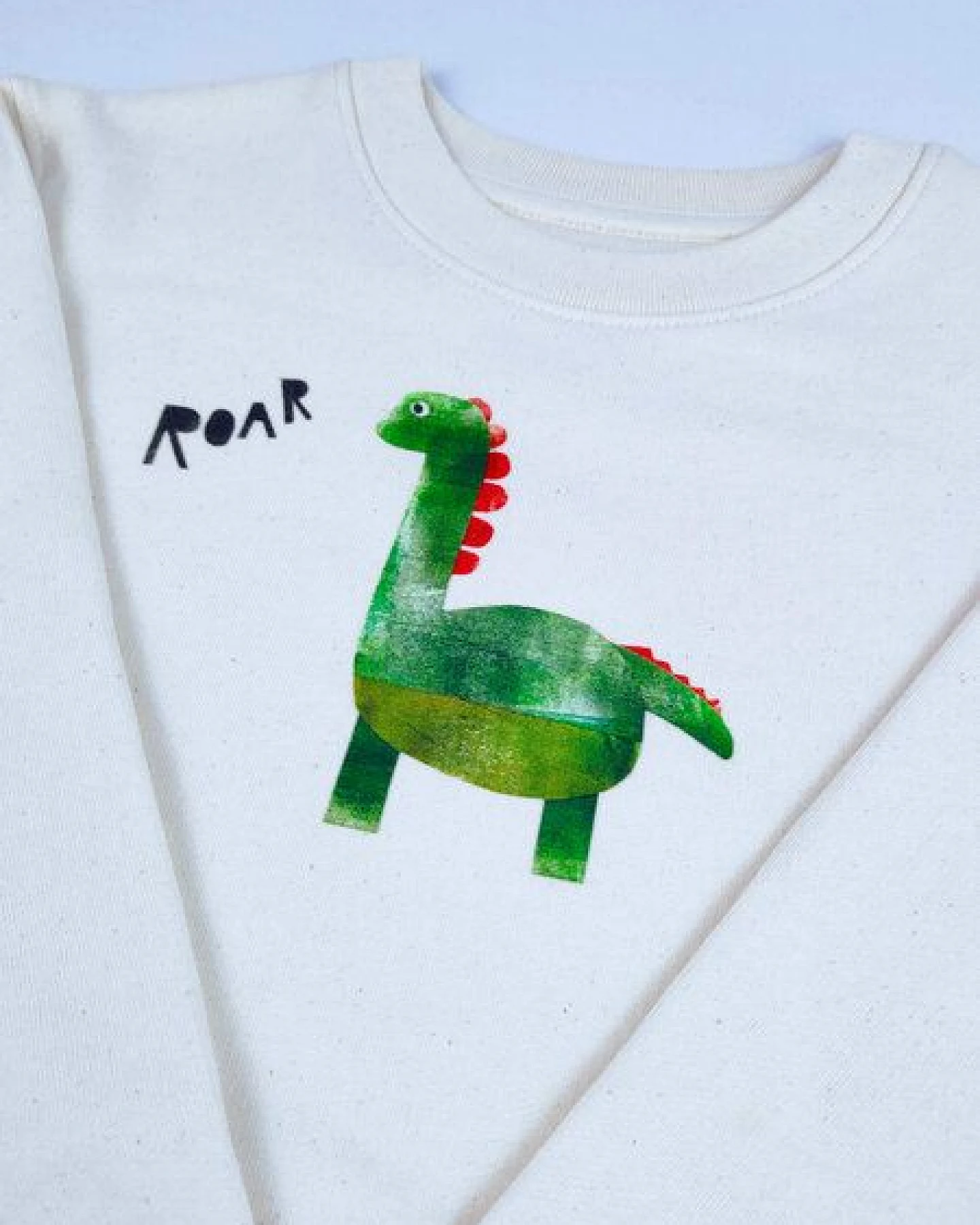 Meladi Kinder Sweater aus Biobaumwolle - Dino auf Natural Raw – Ansicht 4