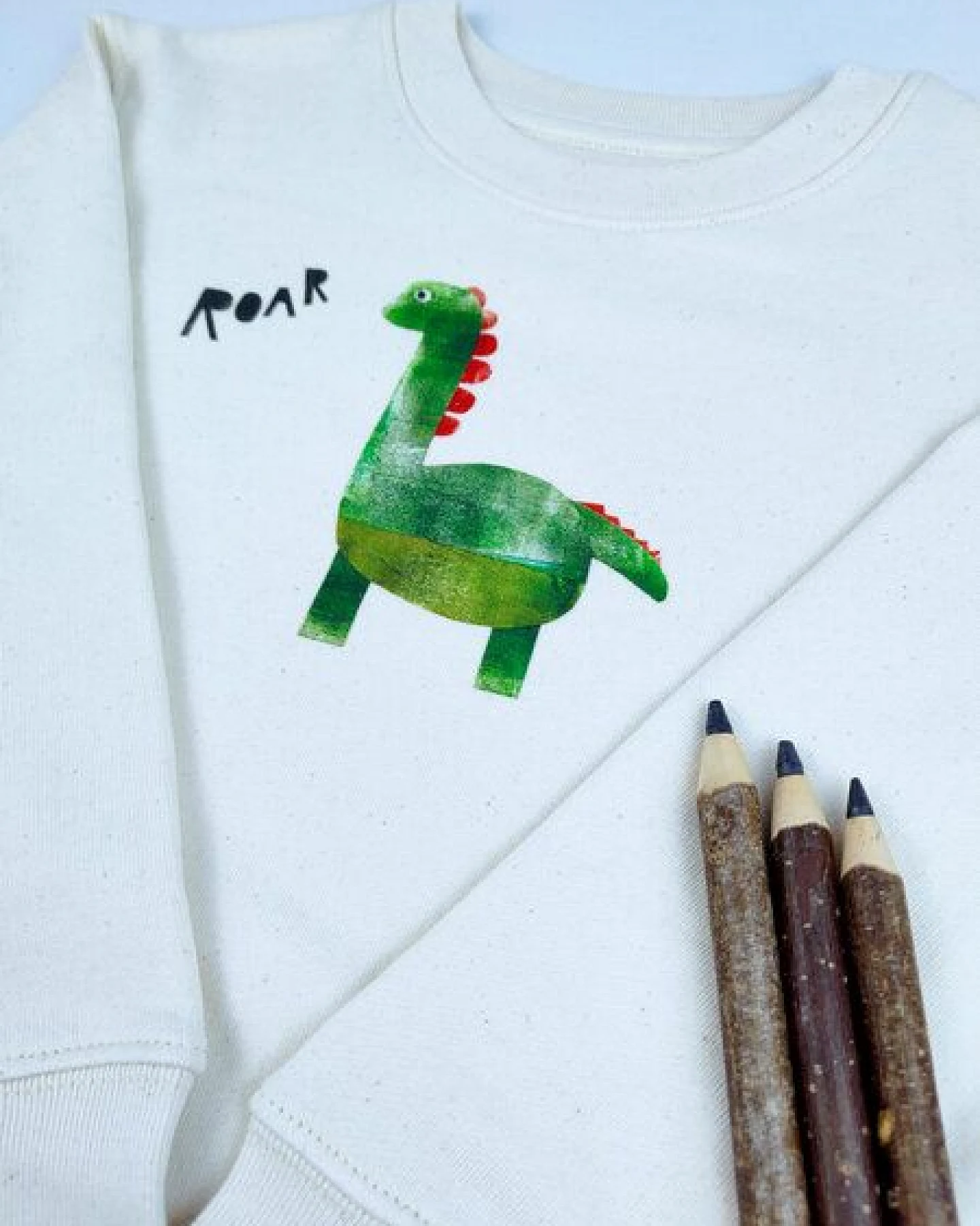 Meladi Kinder Sweater aus Biobaumwolle - Dino auf Natural Raw – Ansicht 2