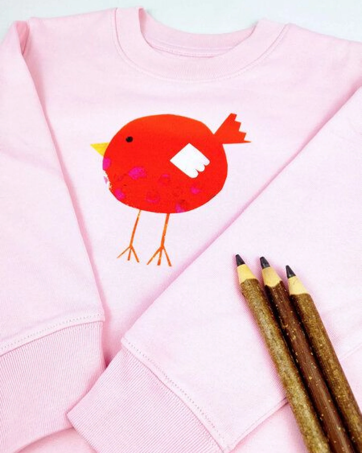Meladi Kinder Sweater aus Biobaumwolle - Roter Vogel auf Pink – Ansicht 2