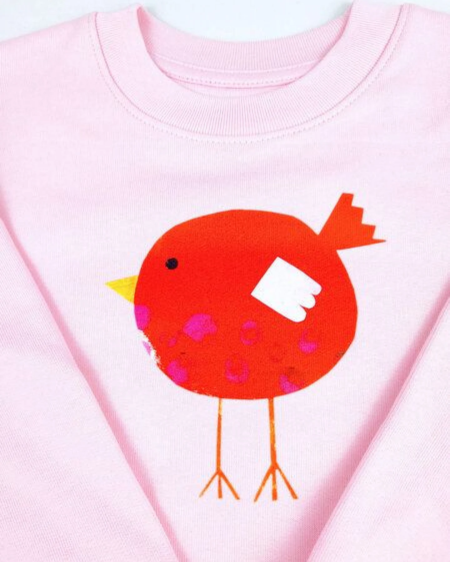 Meladi Kinder Sweater aus Biobaumwolle - Roter Vogel auf Pink – Ansicht 3
