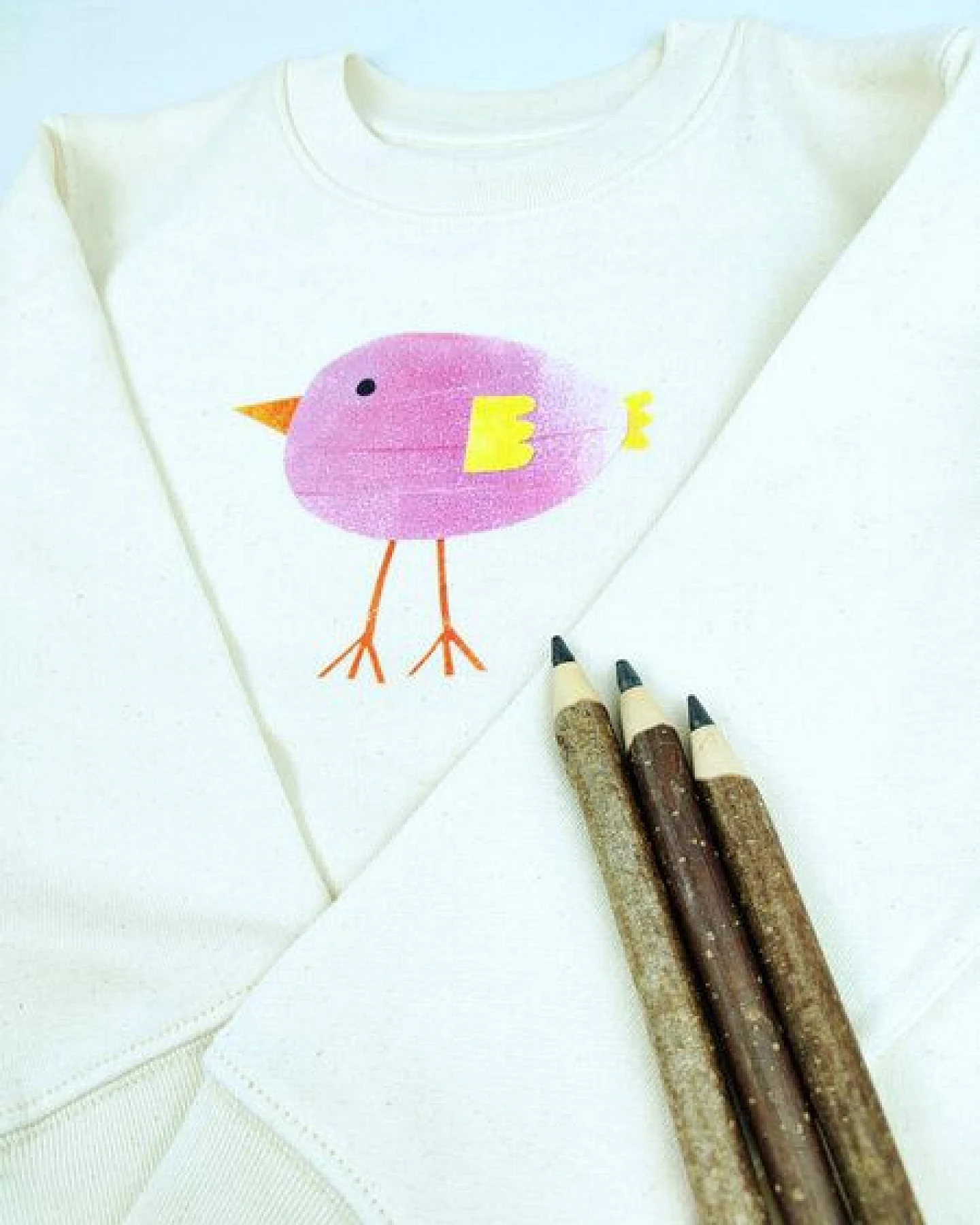 Meladi Kinder Sweater aus Biobaumwolle - Lila Vogel auf Natural Raw – Ansicht 2