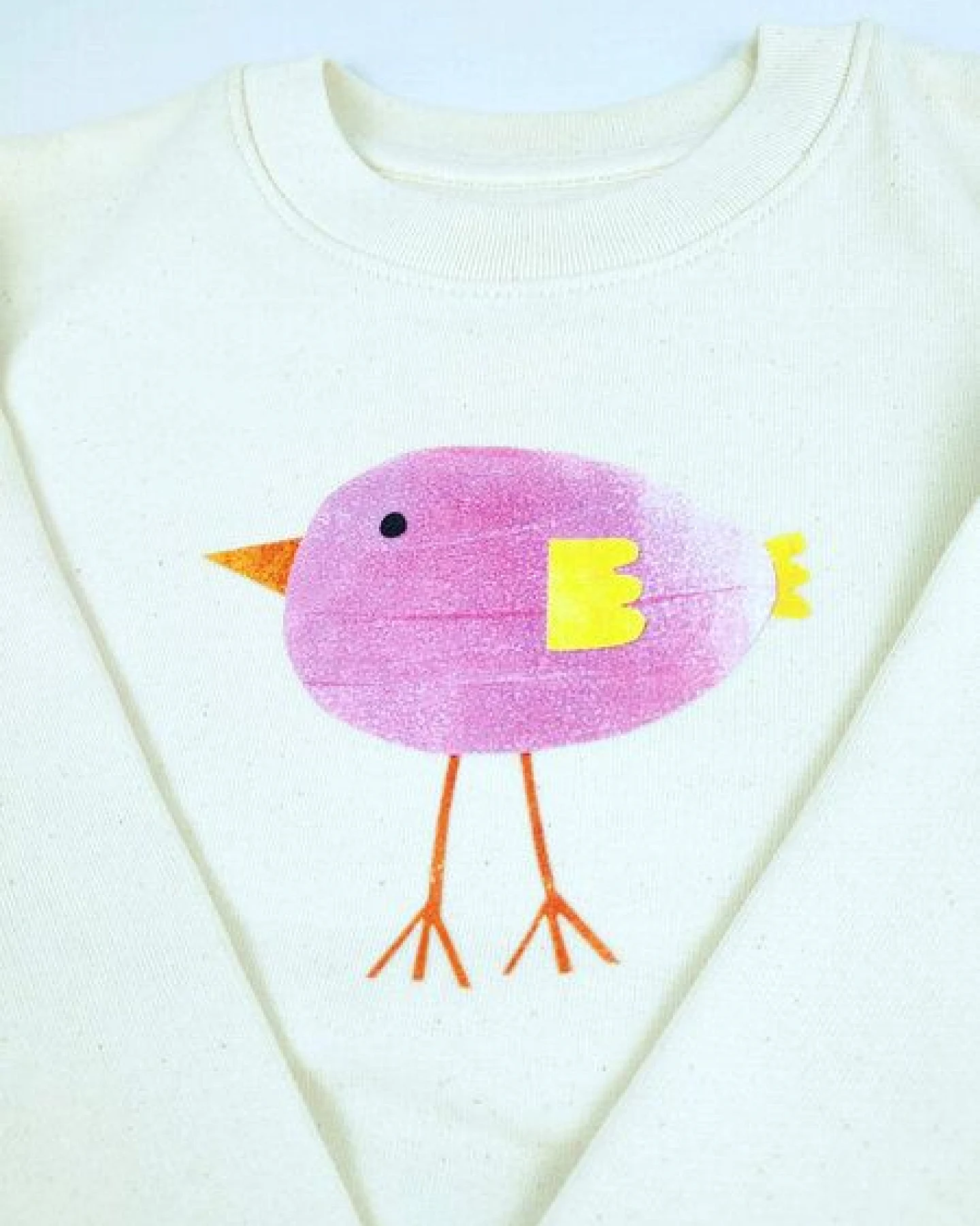 Meladi Kinder Sweater aus Biobaumwolle - Lila Vogel auf Natural Raw – Ansicht 3