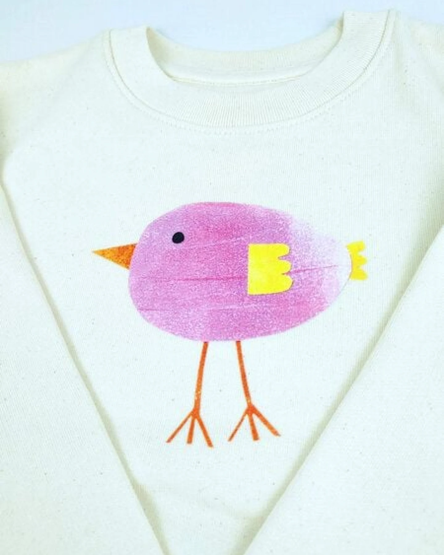 Meladi Kinder Sweater aus Biobaumwolle - Lila Vogel auf Natural Raw – Ansicht 3