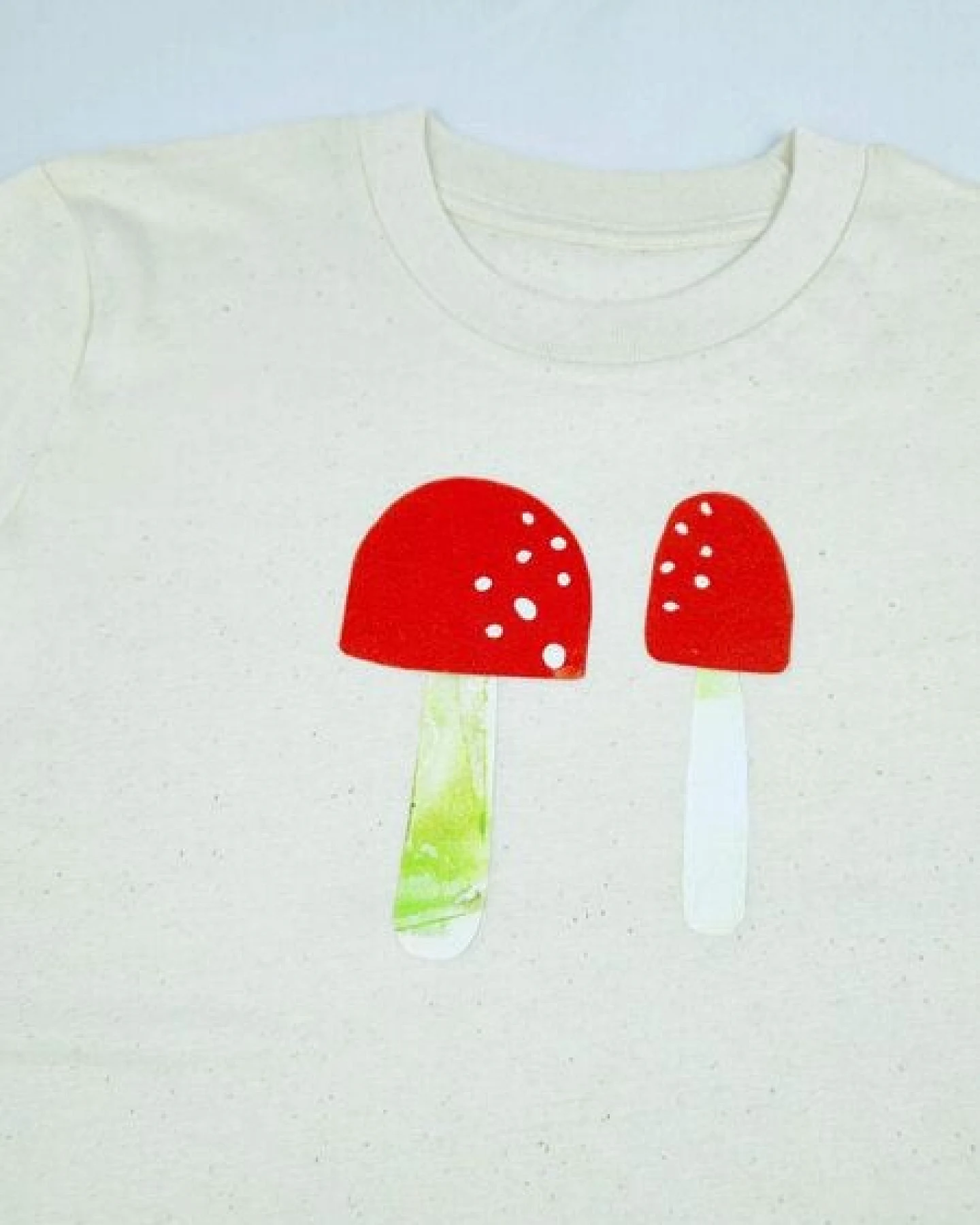 Meladi Kinder Shirt aus Biobaumwolle - Pilze auf Natural Raw – Ansicht 3