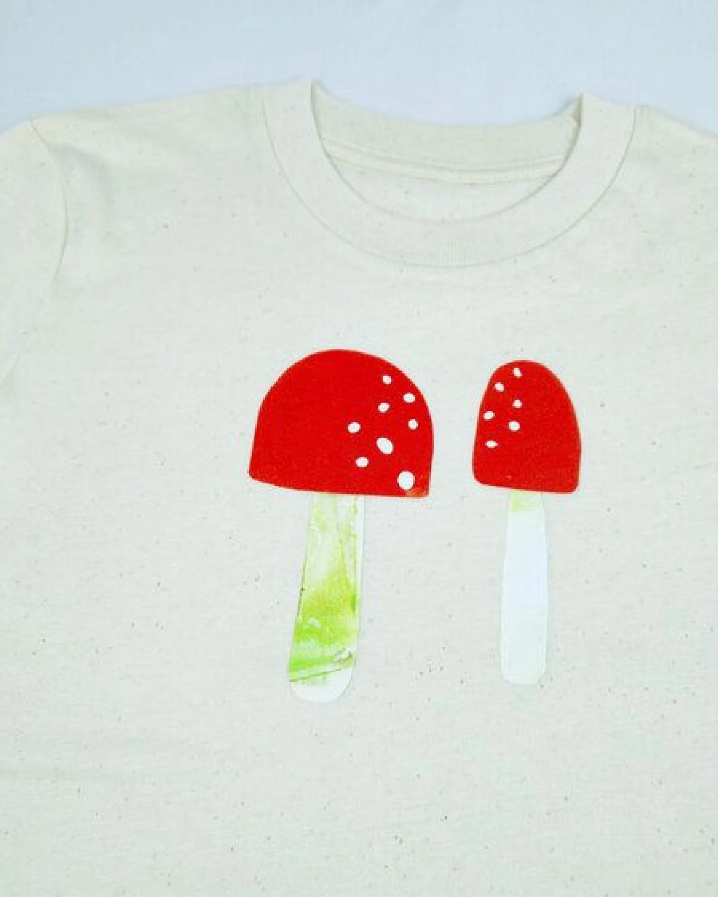 Meladi Kinder Shirt aus Biobaumwolle - Pilze auf Natural Raw – Ansicht 3