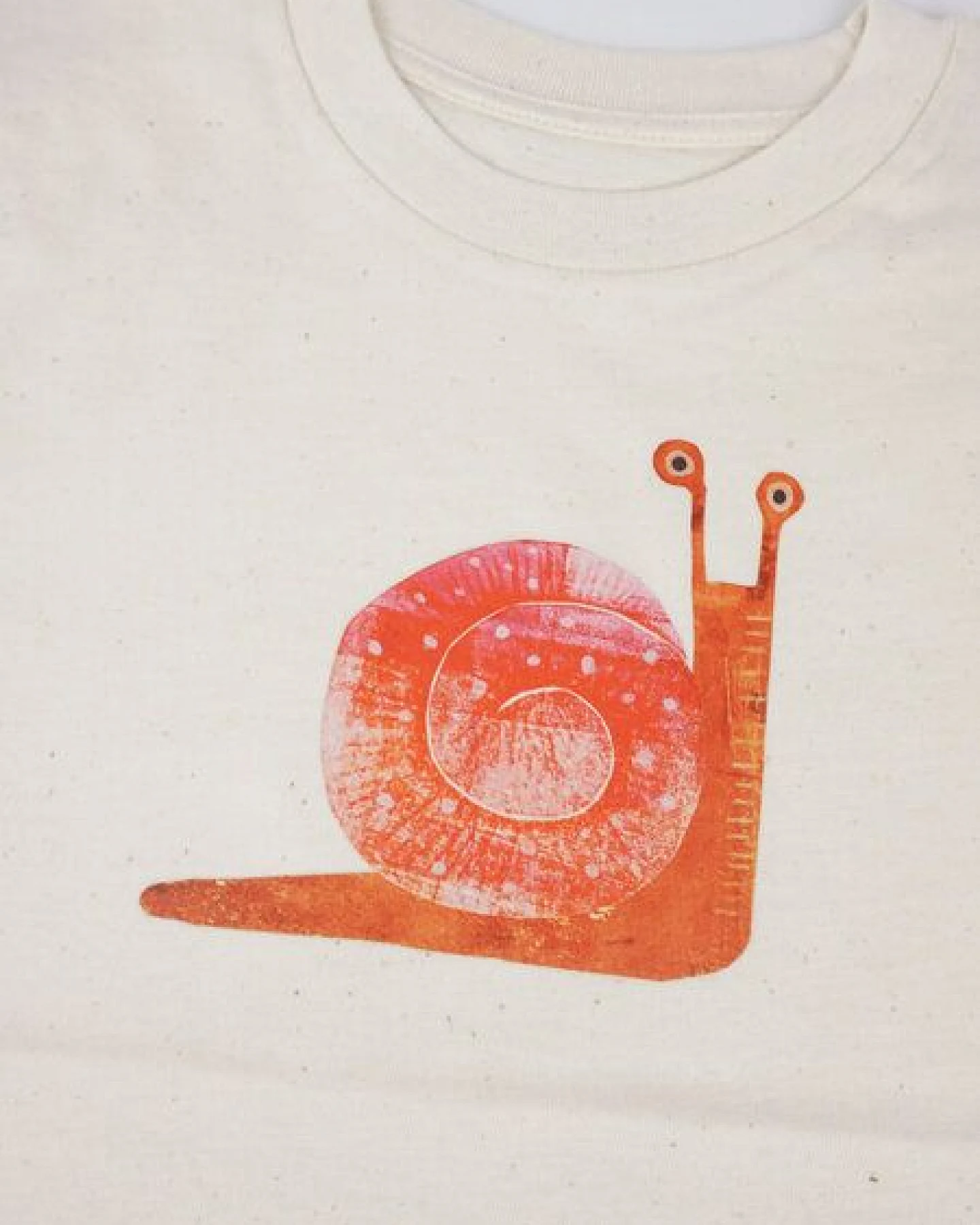MELAdi Kinder Shirt aus Biobaumwolle - Rote Schnecke auf Natural Raw – Ansicht 3