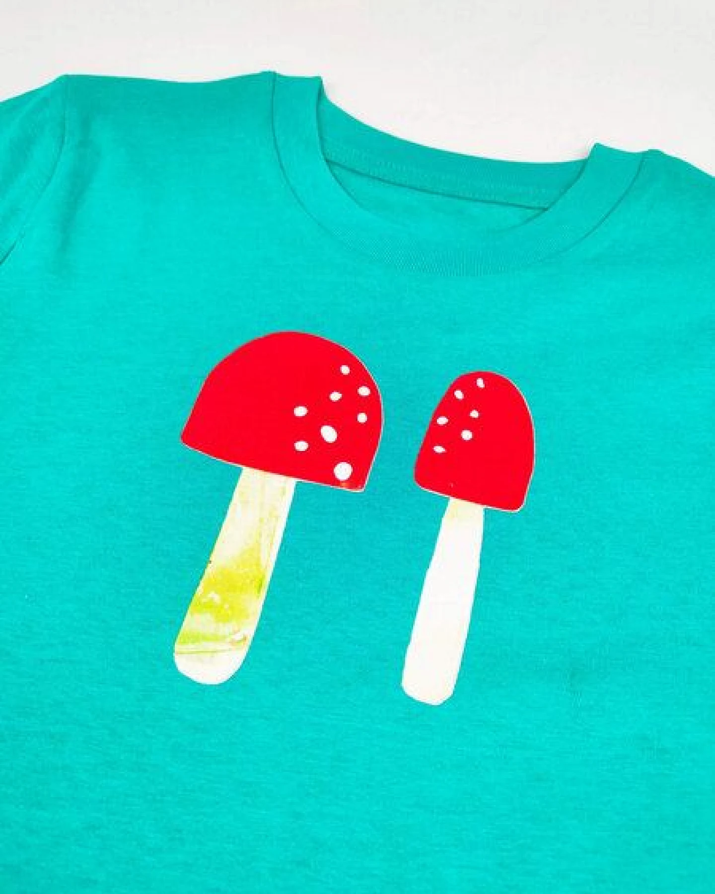 Meladi Kinder Shirt aus Biobaumwolle - Pilze auf Grün – Ansicht 2