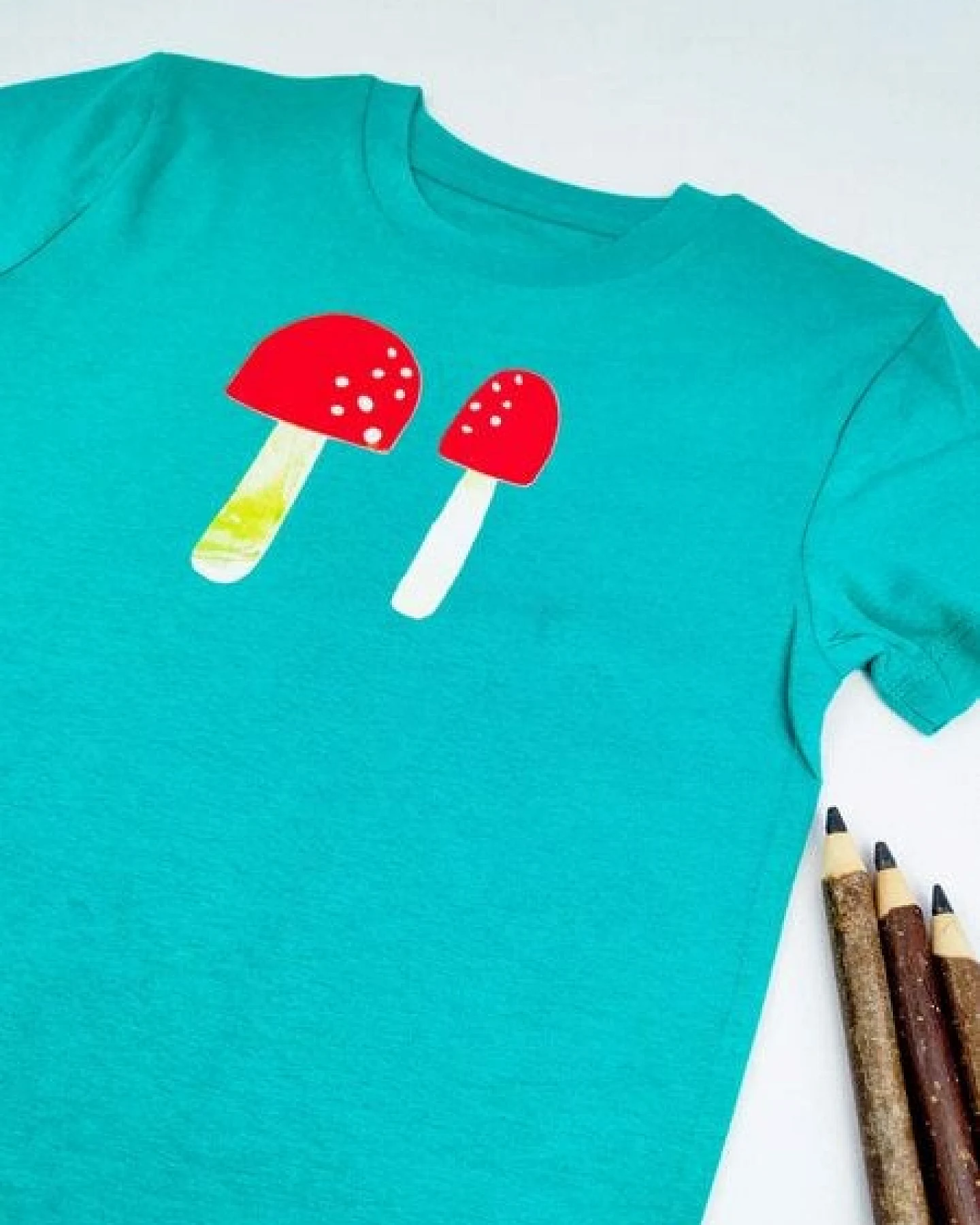 Meladi Kinder Shirt aus Biobaumwolle - Pilze auf Grün – Ansicht 4