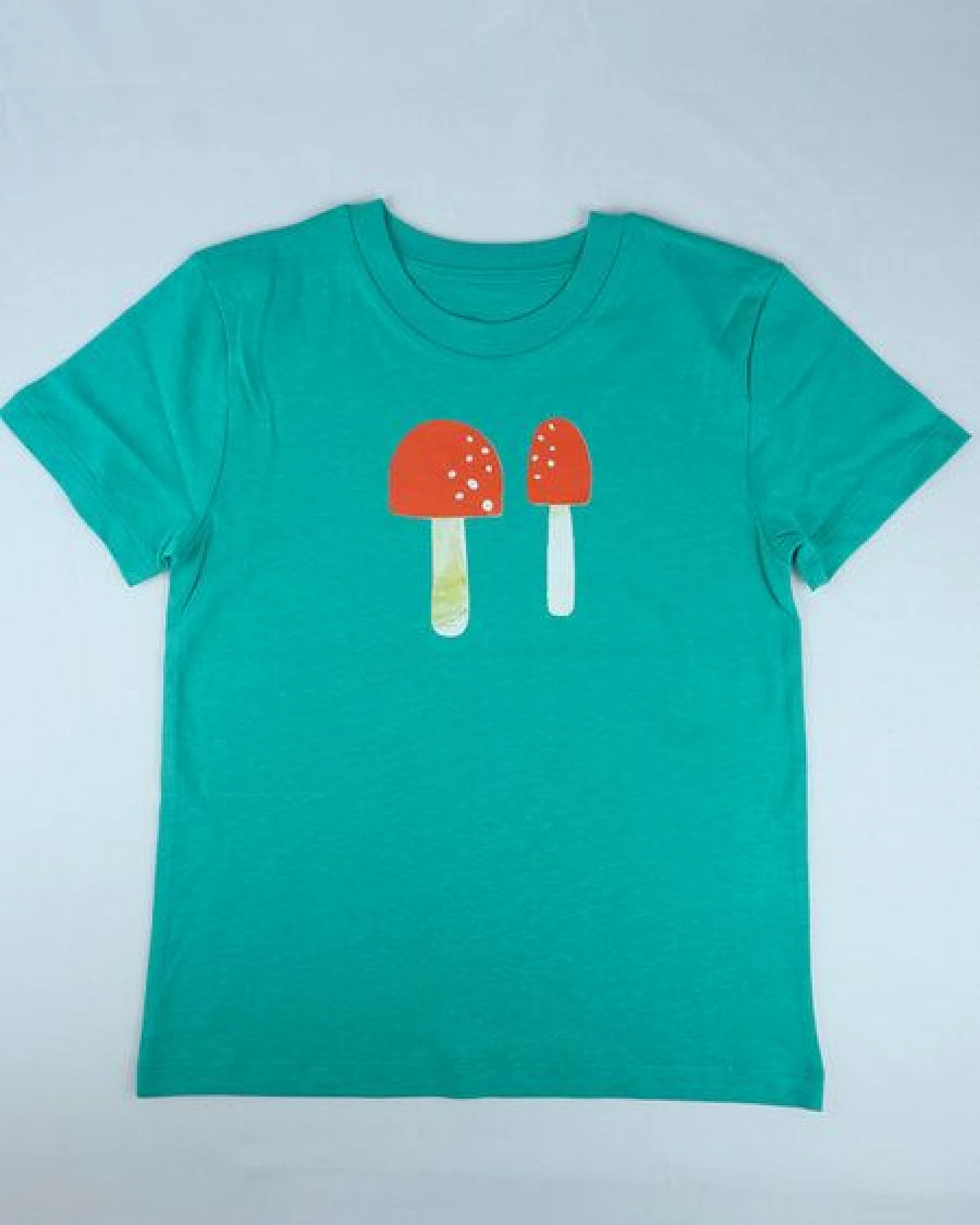 MELAdi Kinder Shirt aus Biobaumwolle - Pilze auf Meadow Green – Ansicht 3