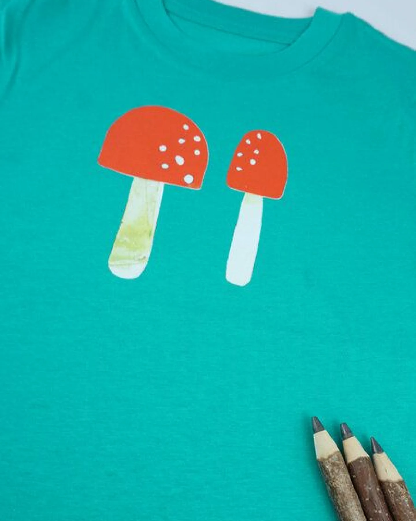 MELAdi Kinder Shirt aus Biobaumwolle - Pilze auf Meadow Green – Ansicht 4