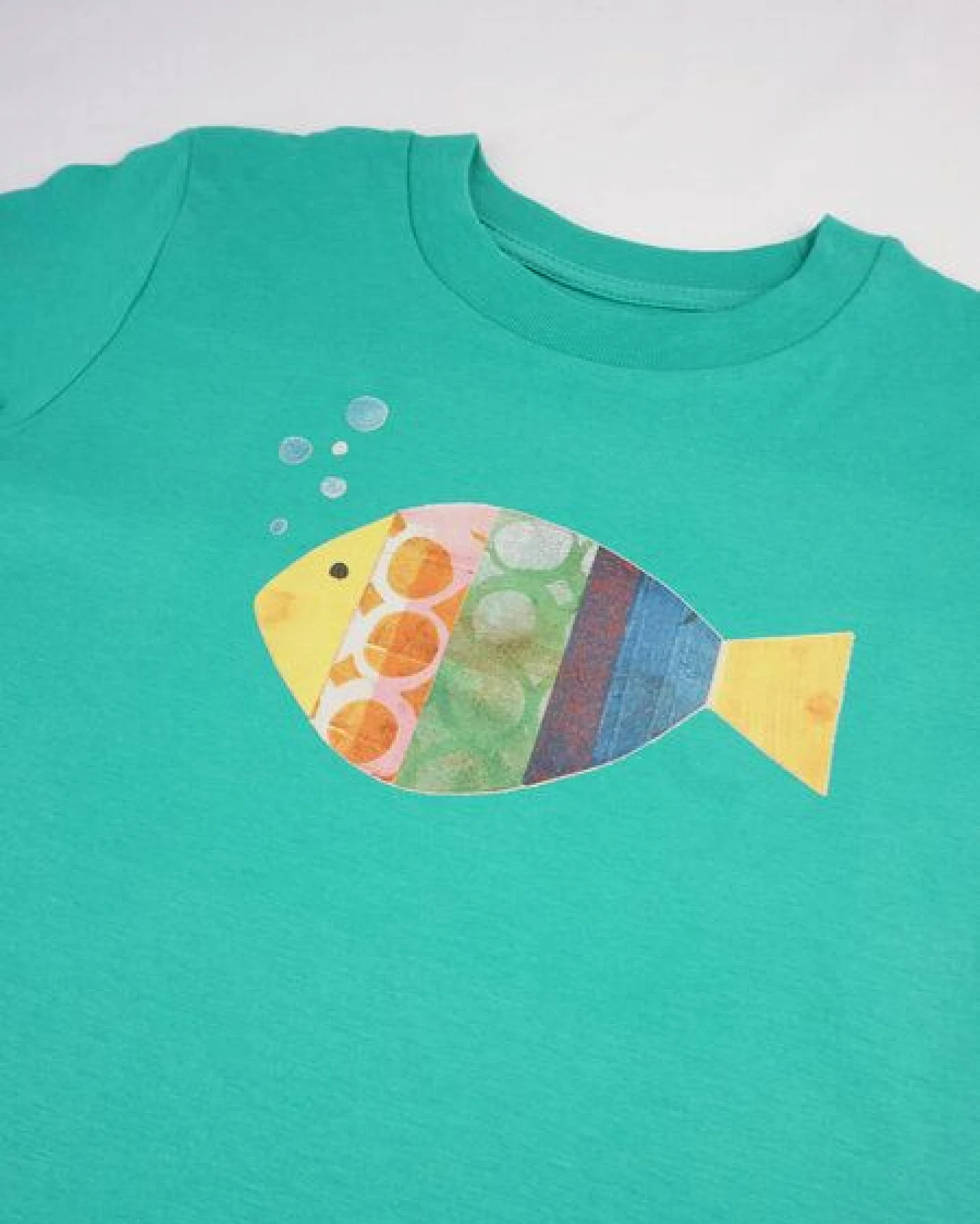 MELAdi Kinder Shirt aus Biobaumwolle - Fisch auf Meadow Green – Ansicht 4