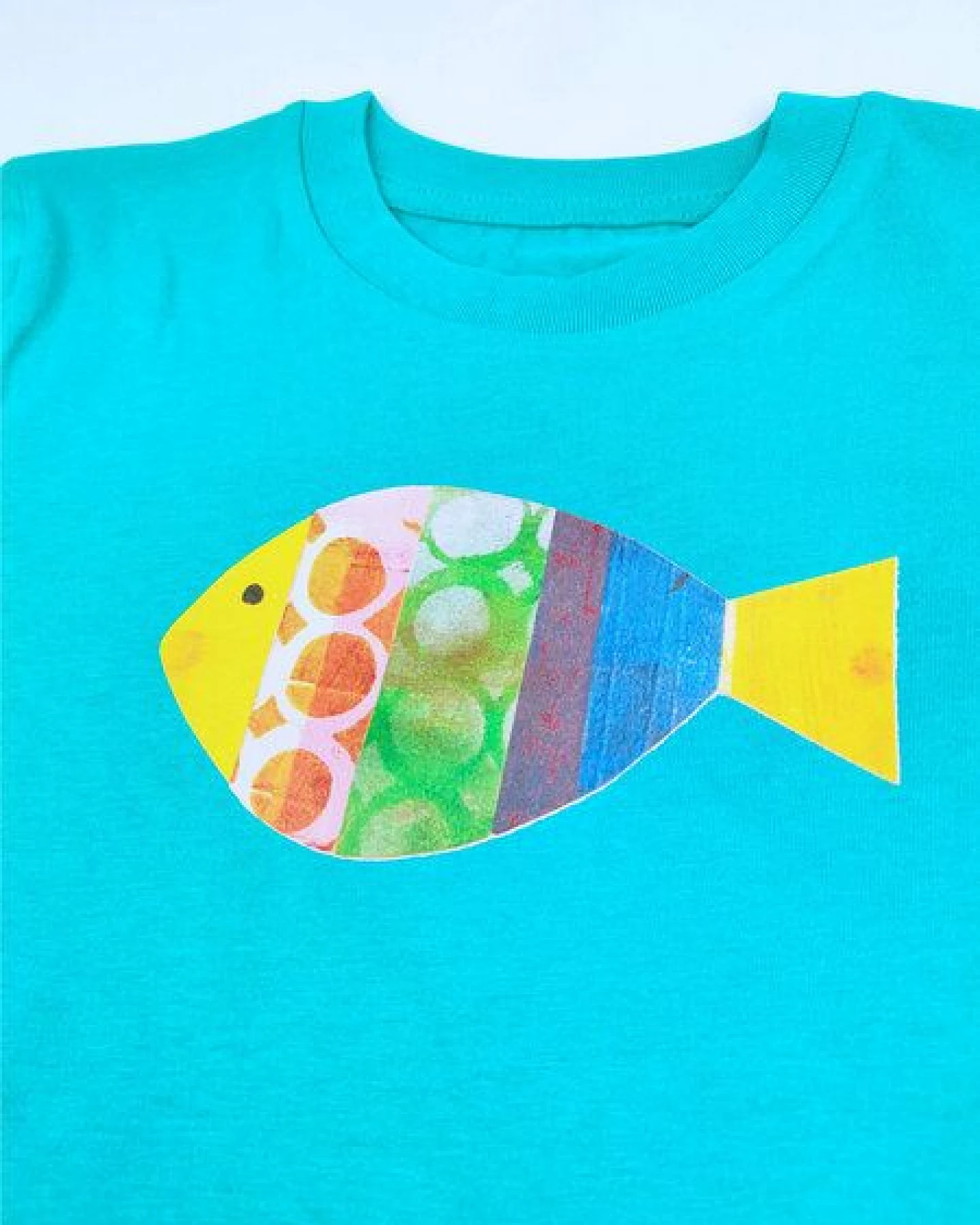 Meladi Kinder Shirt aus Biobaumwolle - Fisch auf Türkis – Ansicht 3