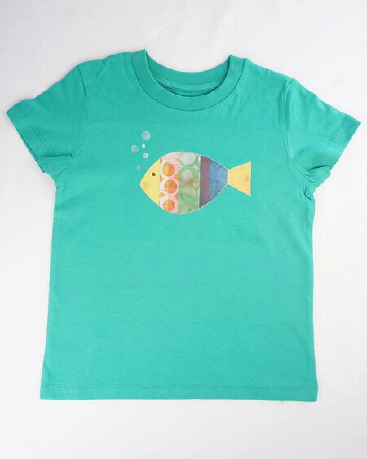 MELAdi Kinder Shirt aus Biobaumwolle - Fisch auf Meadow Green – Ansicht 3