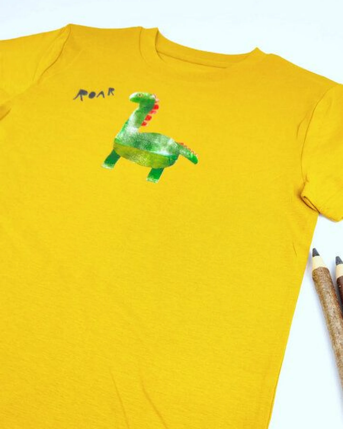 Meladi Kinder Shirt aus Biobaumwolle - Dino auf Ocre Gelb – Ansicht 2