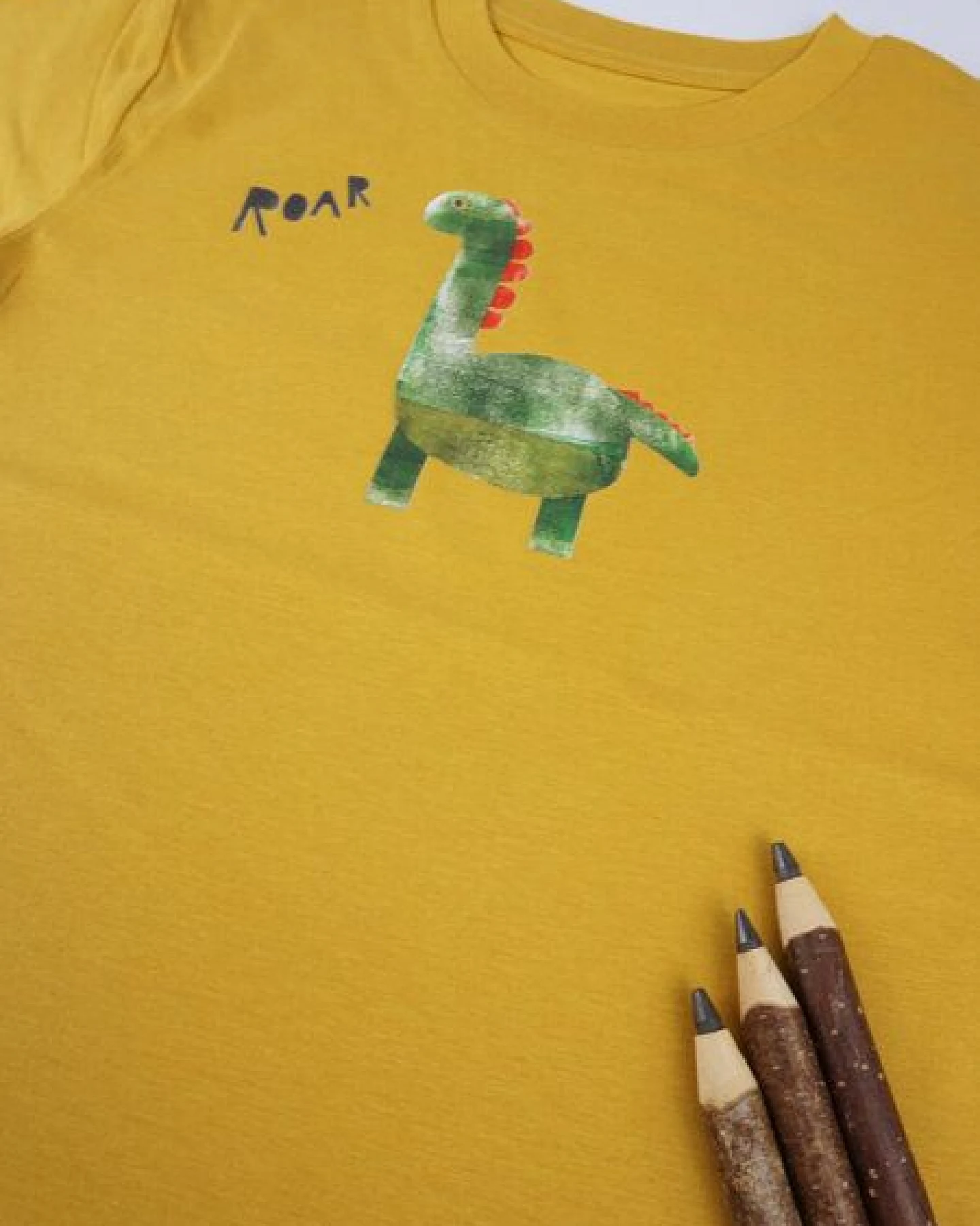 MELAdi Kinder Shirt aus Biobaumwolle - Dino auf Ocre Gelb – Ansicht 4