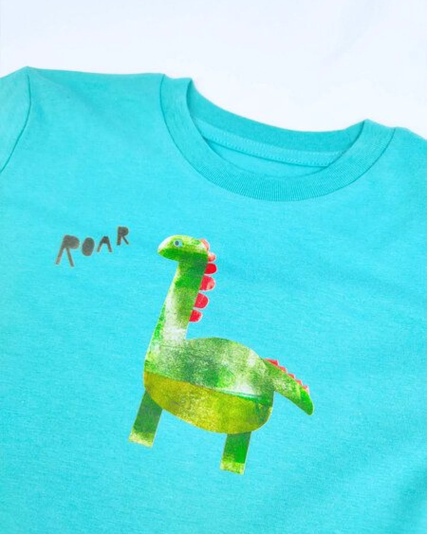 Meladi Kinder Shirt aus Biobaumwolle - Dino auf Türkis – Ansicht 2