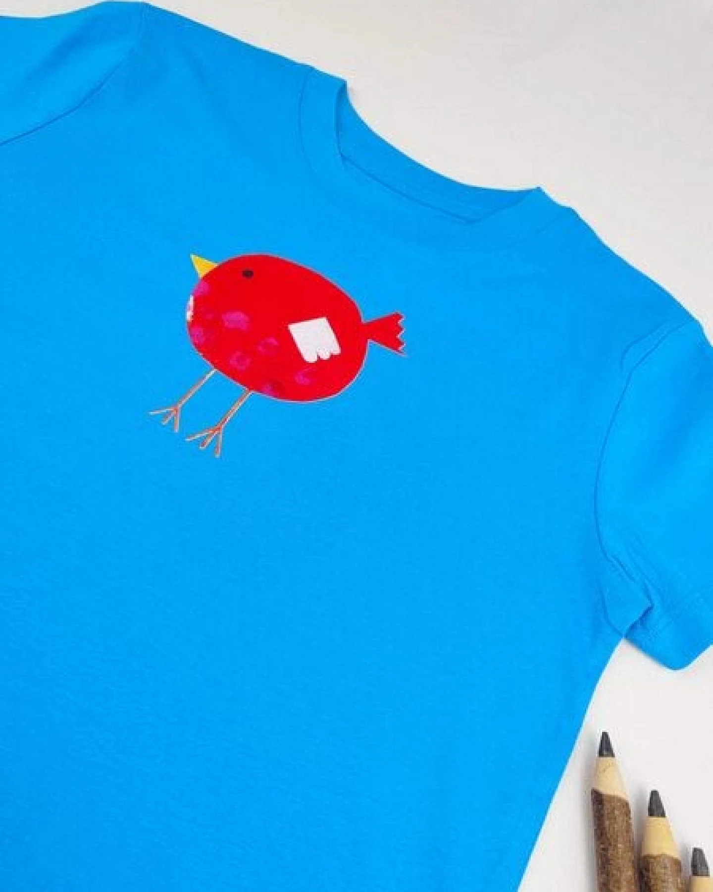 Meladi Kinder Shirt aus Biobaumwolle - Roter Vogel auf Aqua Blue – Ansicht 2