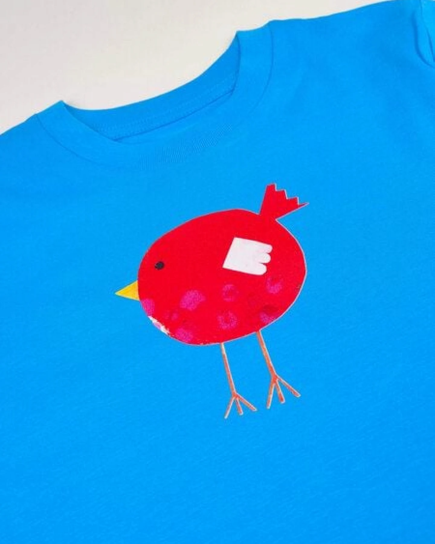 Meladi Kinder Shirt aus Biobaumwolle - Roter Vogel auf Aqua Blue – Ansicht 3