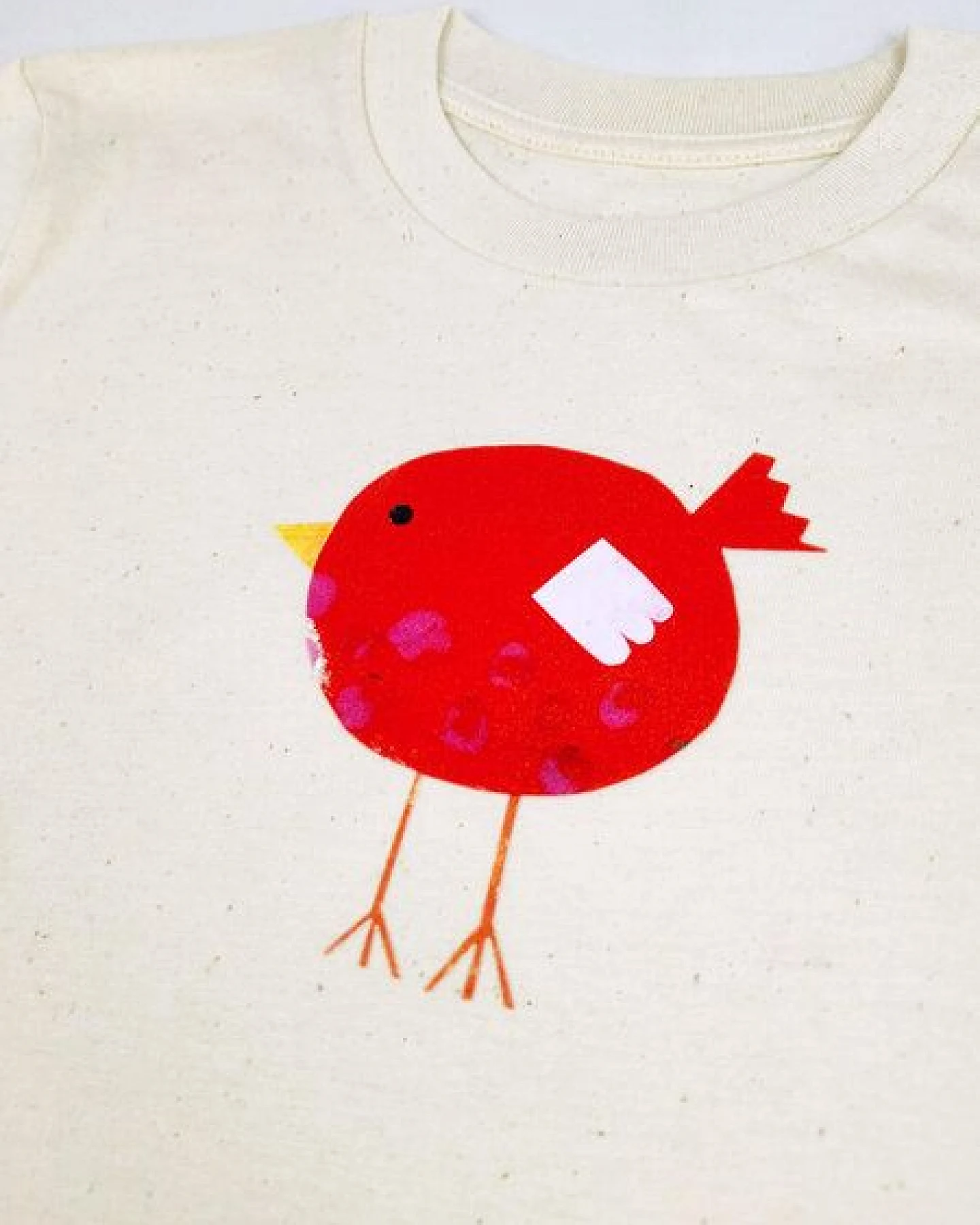 Meladi Kinder Shirt aus Biobaumwolle - Roter Vogel auf Natural Raw – Ansicht 2