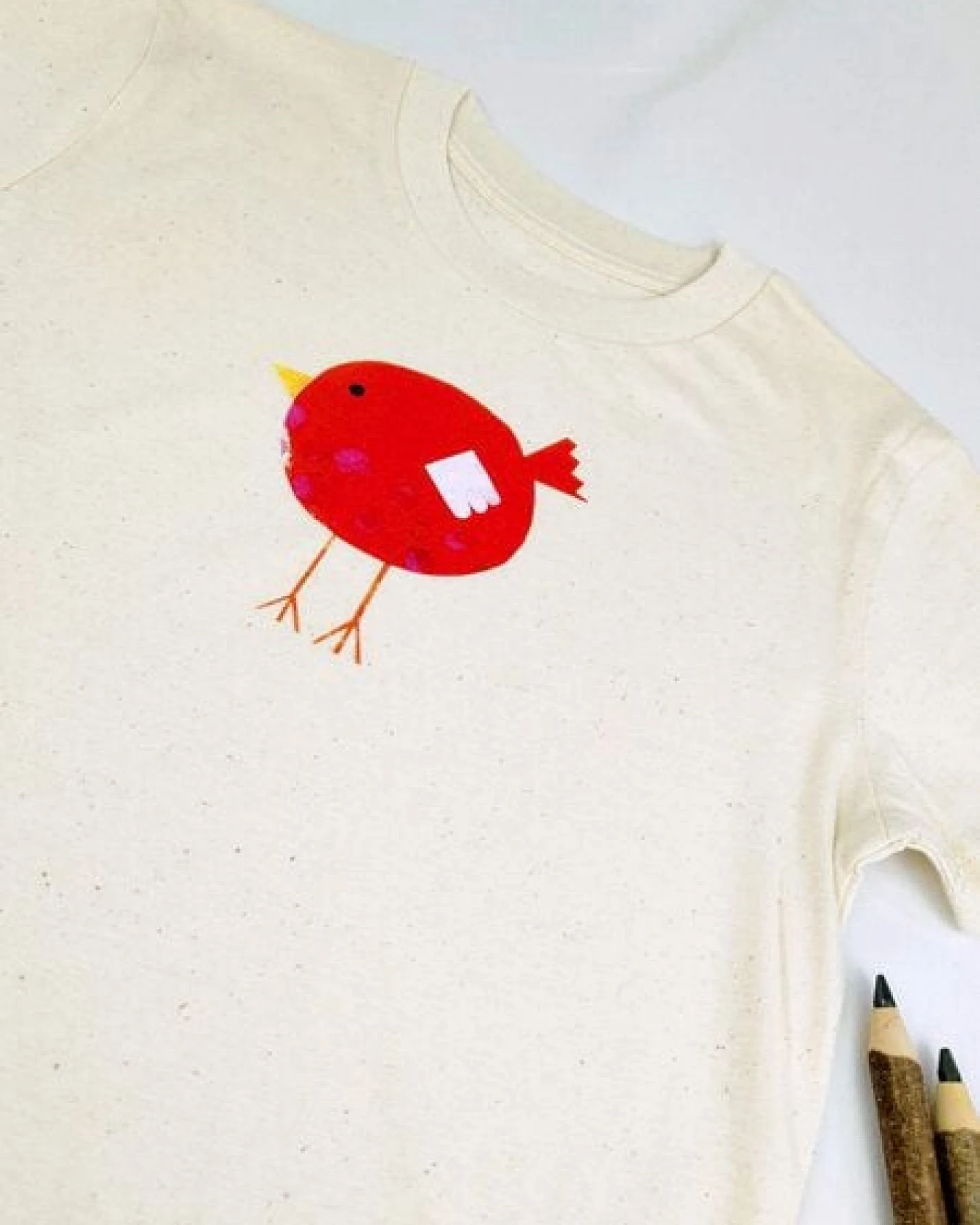 Meladi Kinder Shirt aus Biobaumwolle - Roter Vogel auf Natural Raw – Ansicht 4