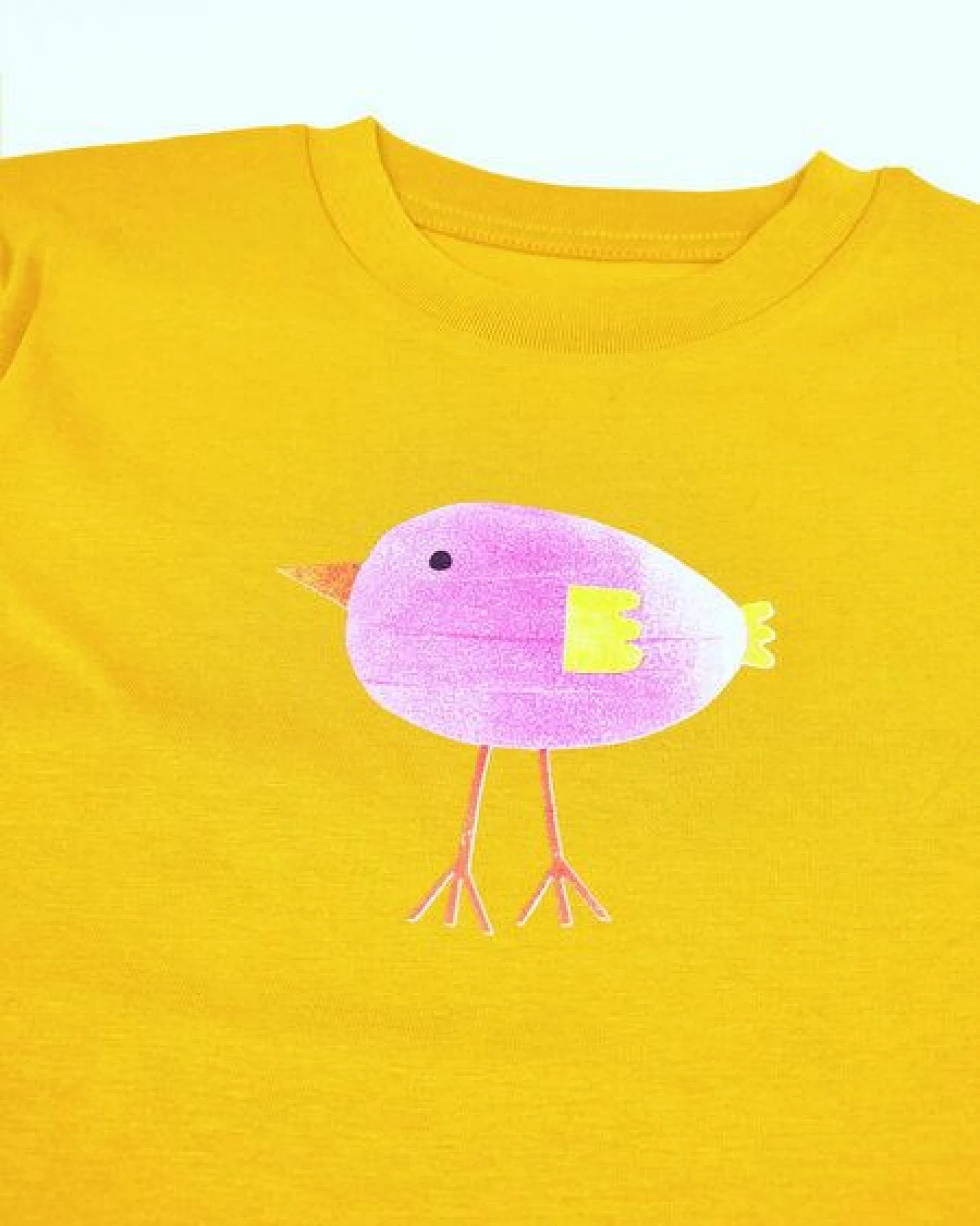 MELAdi Kinder Shirt aus Biobaumwolle - Lila Vogel auf Ocre Gelb – Ansicht 3