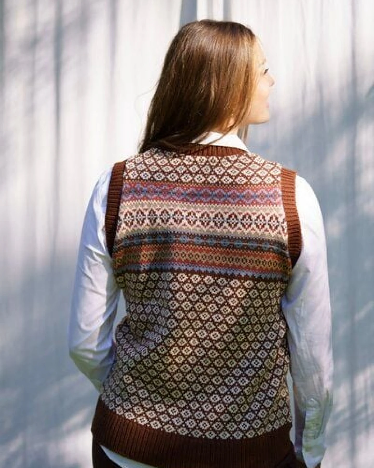Haus of Namaste Fair Isle Pullunder in Karamellbraun – Ansicht 3