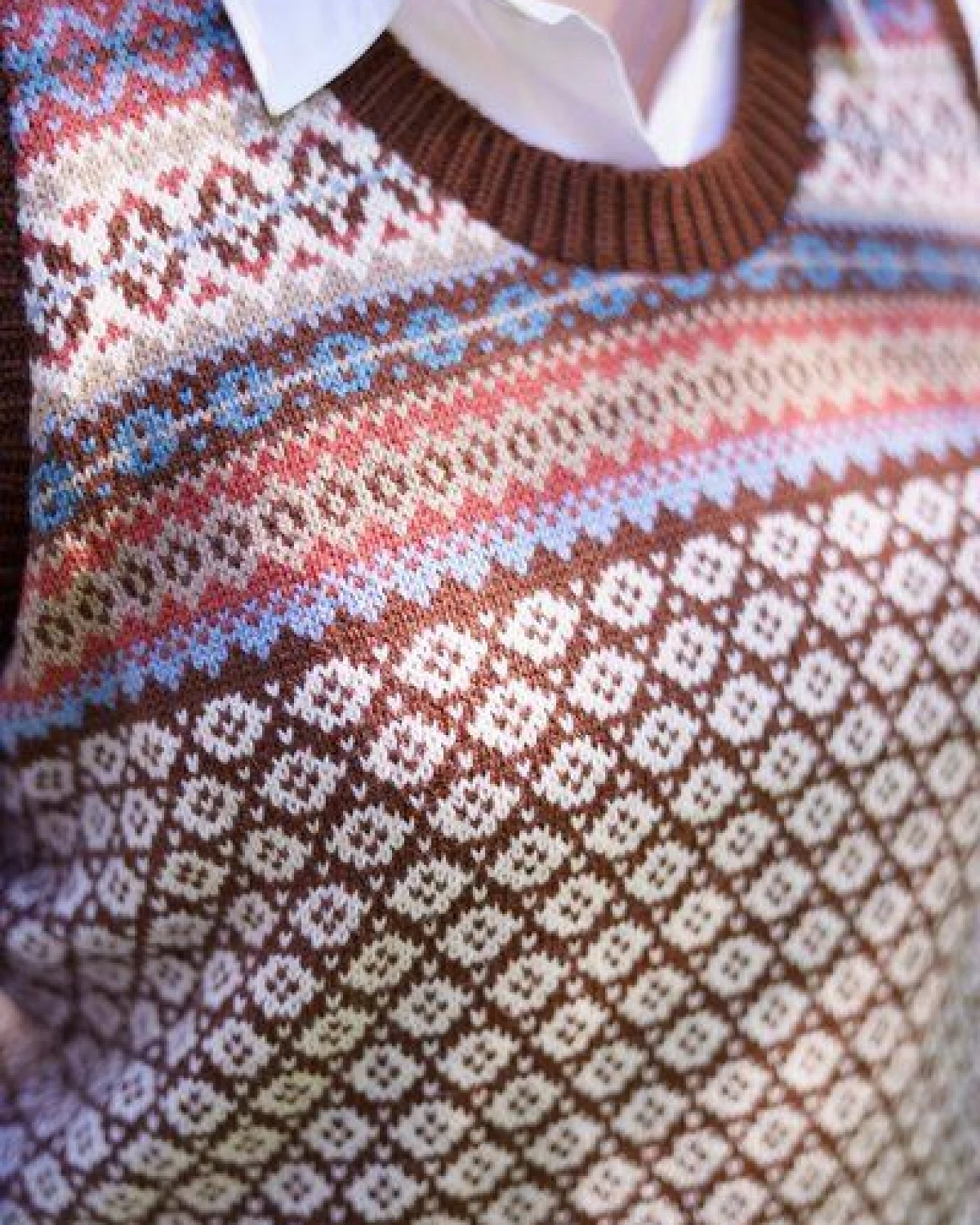 Haus of Namaste Fair Isle Pullunder in Karamellbraun – Ansicht 2