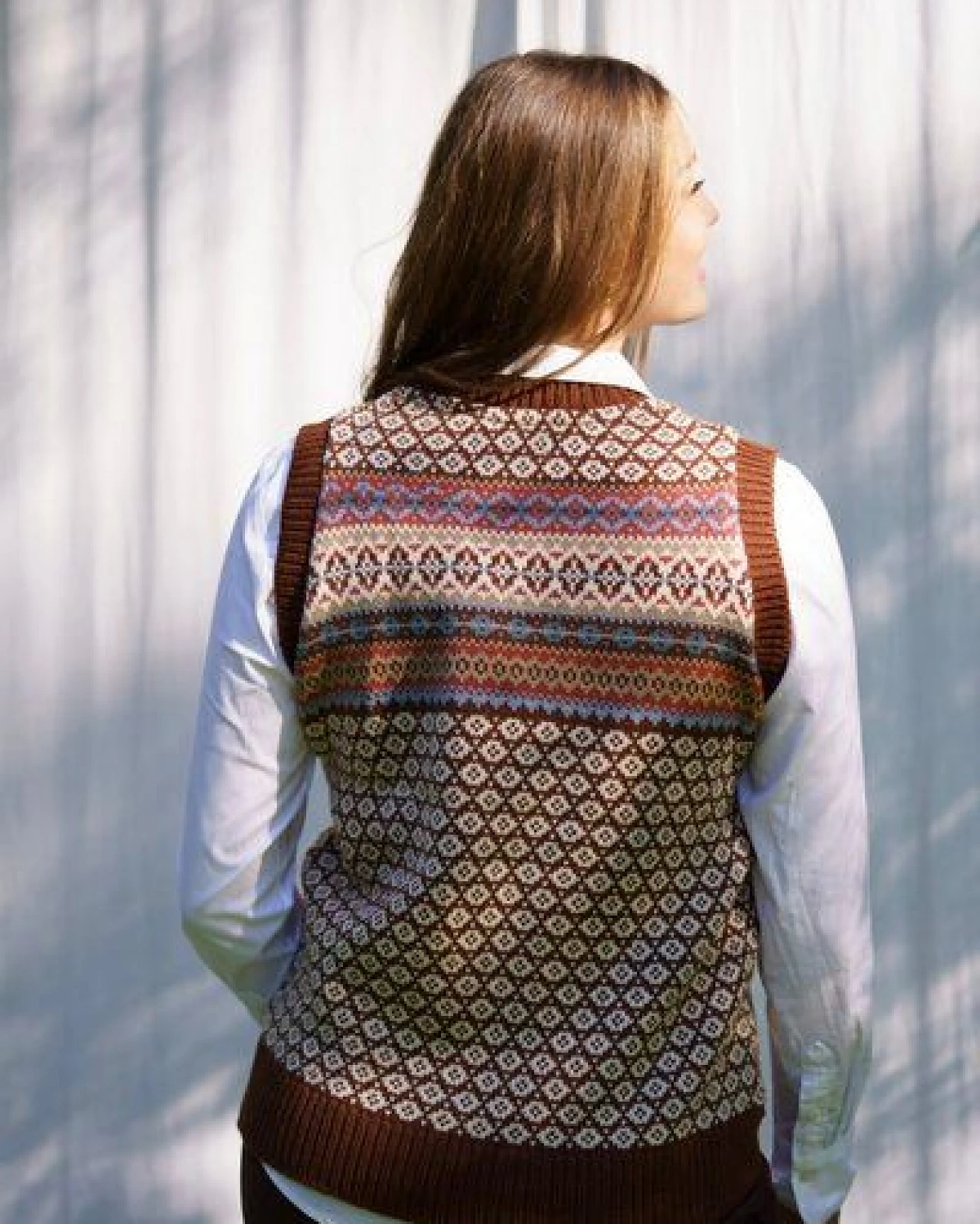 Haus of Namaste Fair Isle Pullunder in Karamellbraun – Ansicht 3