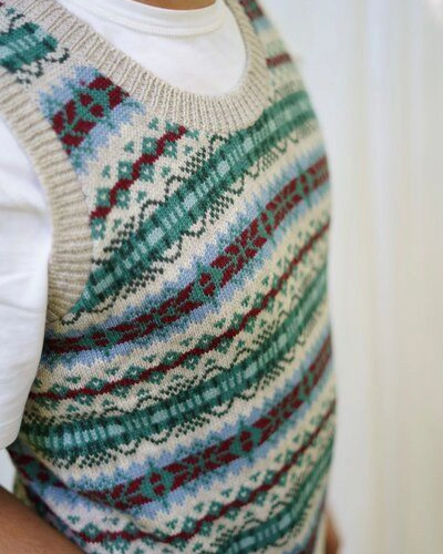 Haus of Namaste Fair-Isle-Pullover in Haferflocken und Waldgrün – Ansicht 2