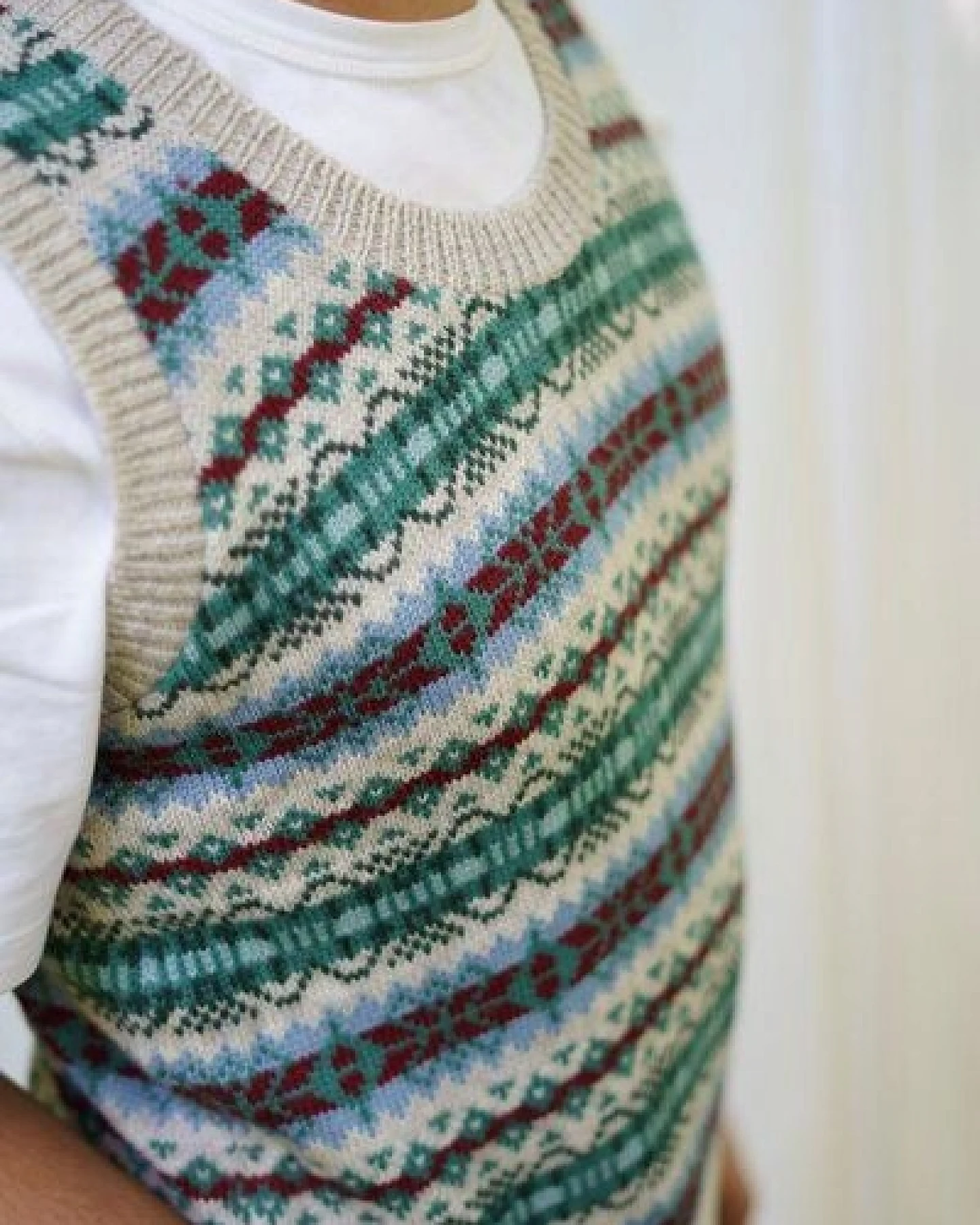 Haus of Namaste Fair-Isle-Pullover in Haferflocken und Waldgrün – Ansicht 2