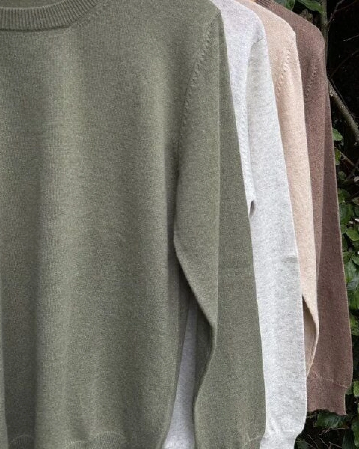 Wooliie Handgefertigter 100% Kaschmirpullover – pflanzlich gefärbt, Unisex – Ansicht 3