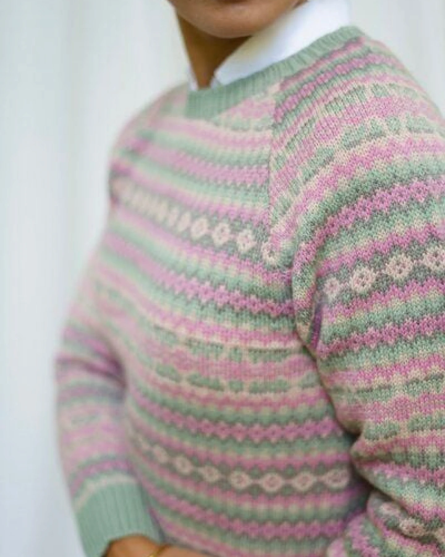 Haus of Namaste Handgemachter Fair Isle Lammwollpullover – Ansicht 3