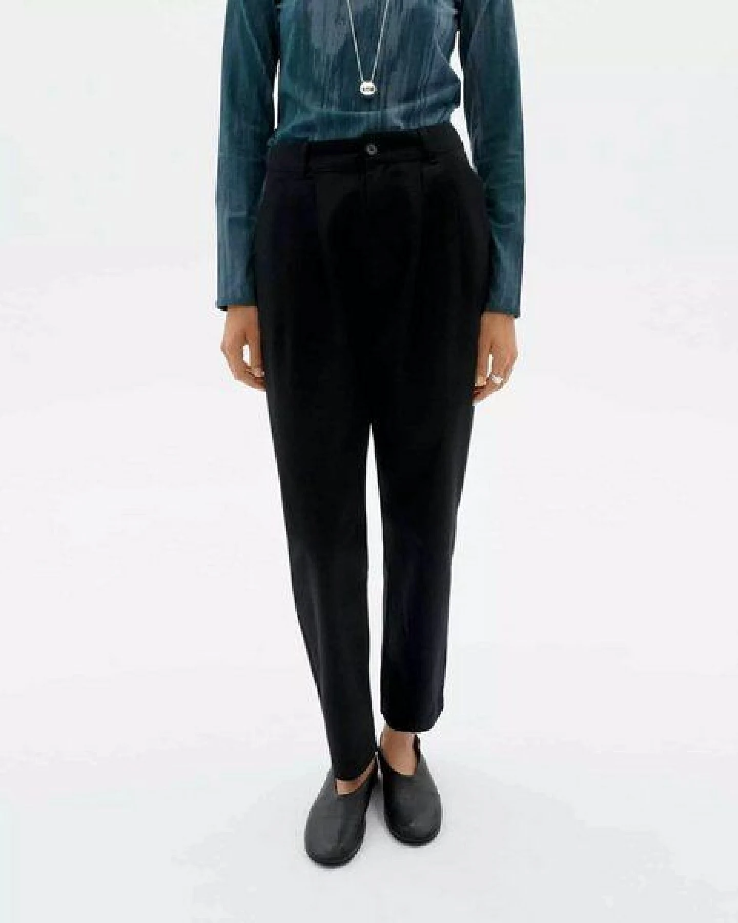 thinking mu Bundfaltenhose aus schwerer Baumwolle Modell: Rina – Ansicht 2