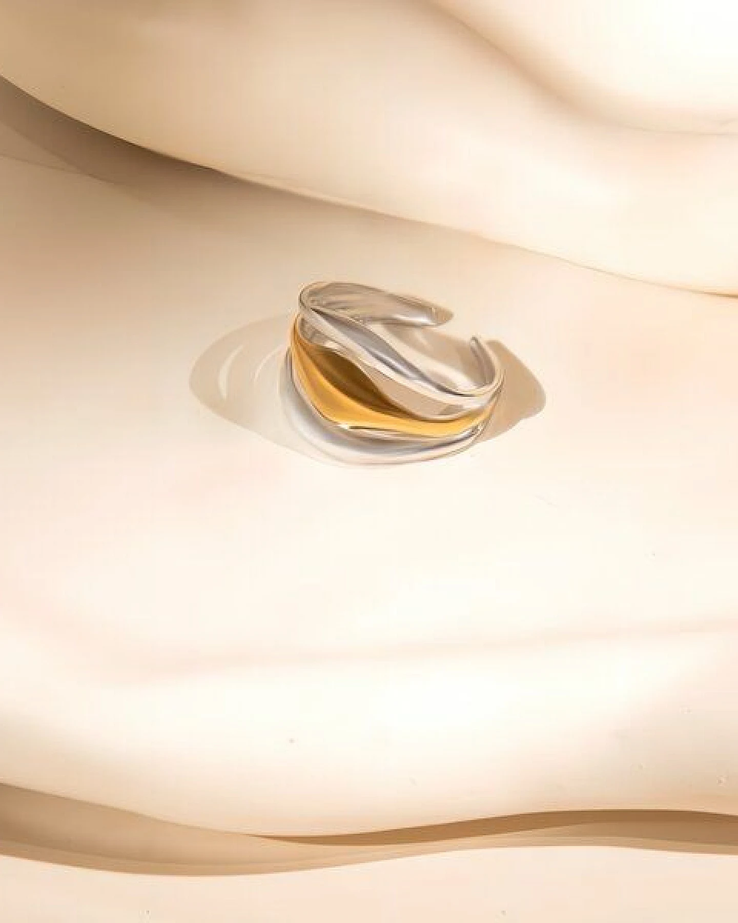 ELEKTROPULLI Größenverstellbarer Gold Silber WAVY Ring – Ansicht 2