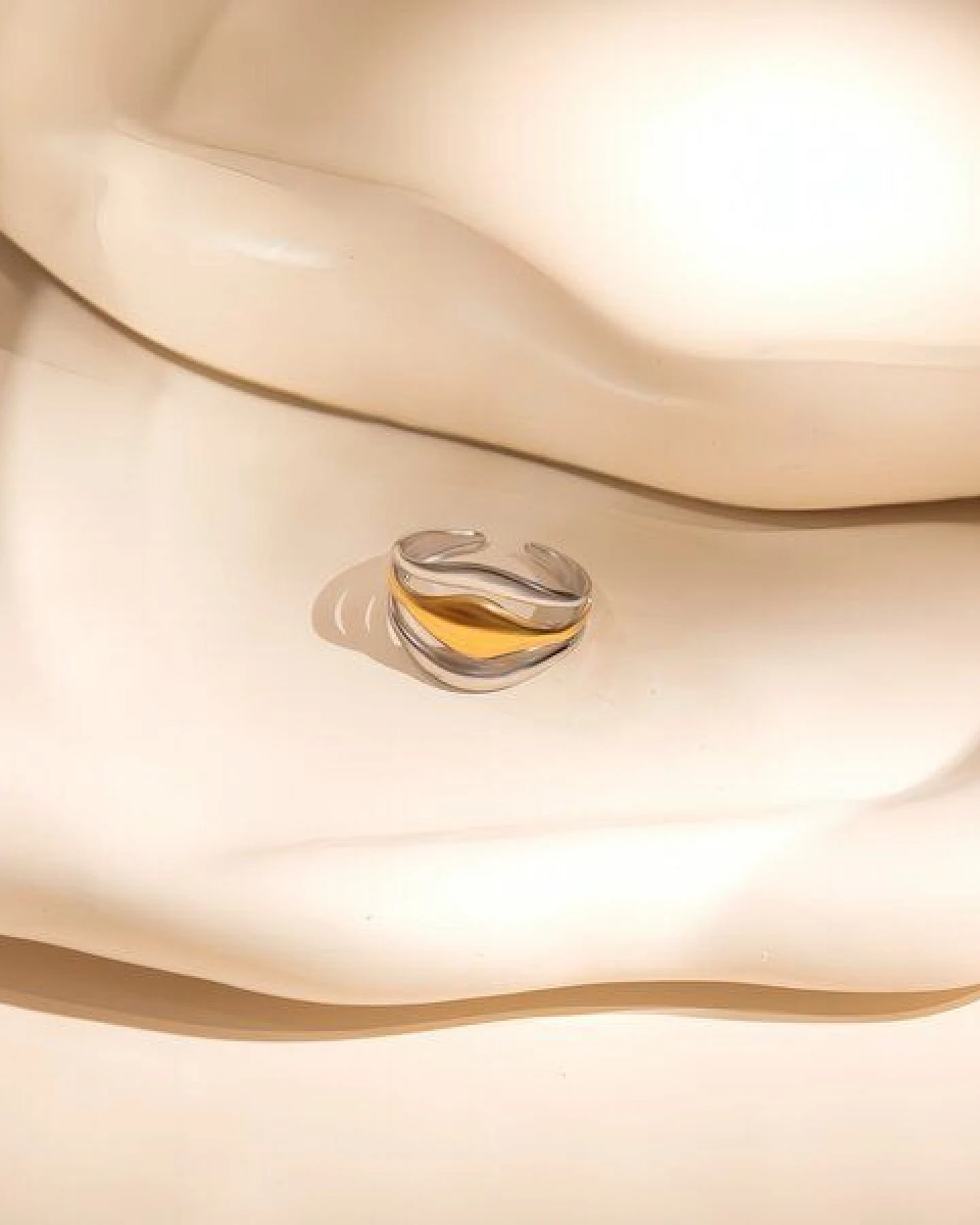 ELEKTROPULLI Größenverstellbarer Gold Silber WAVY Ring – Ansicht 3