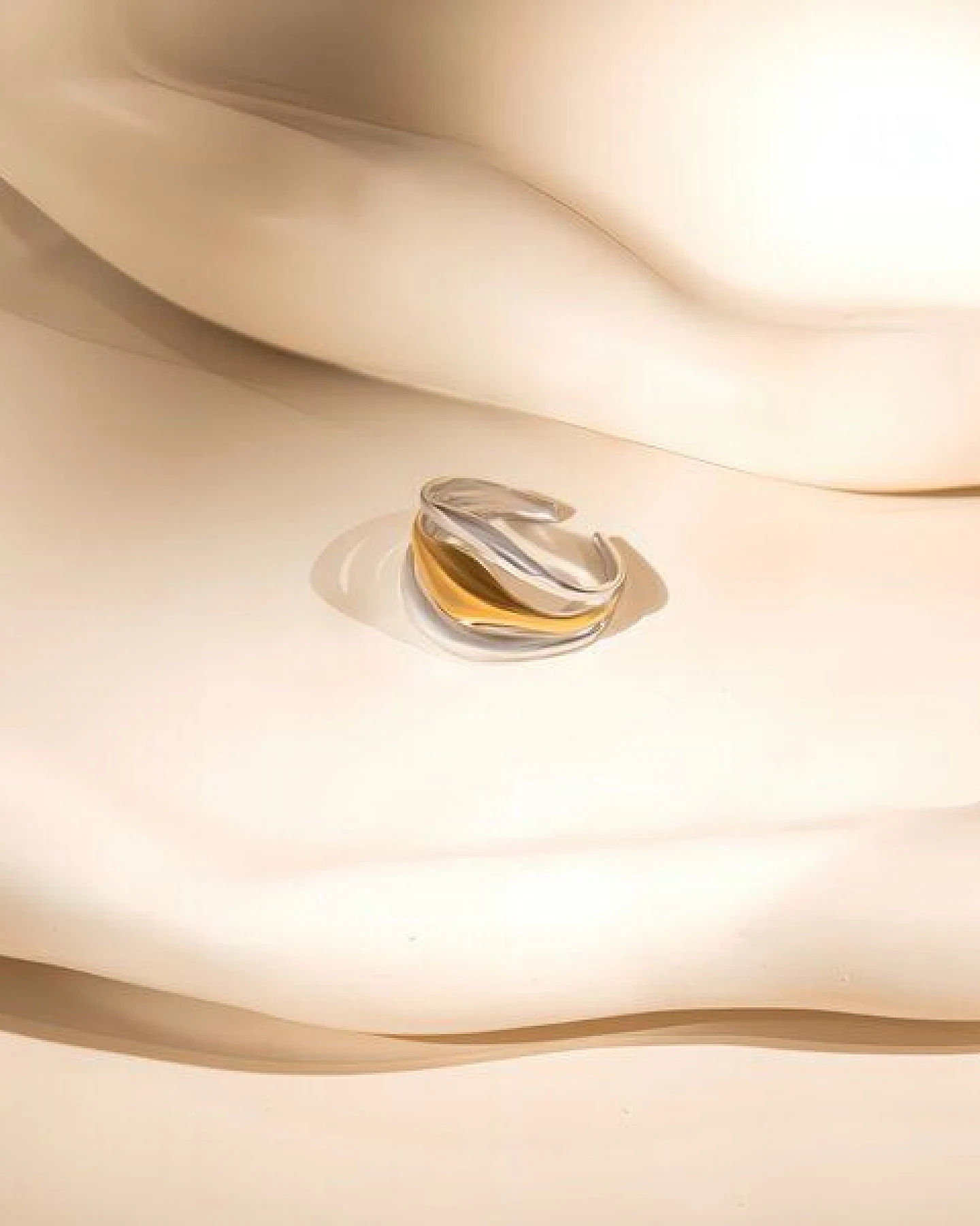 ELEKTROPULLI Größenverstellbarer Gold Silber WAVY Ring – Ansicht 4
