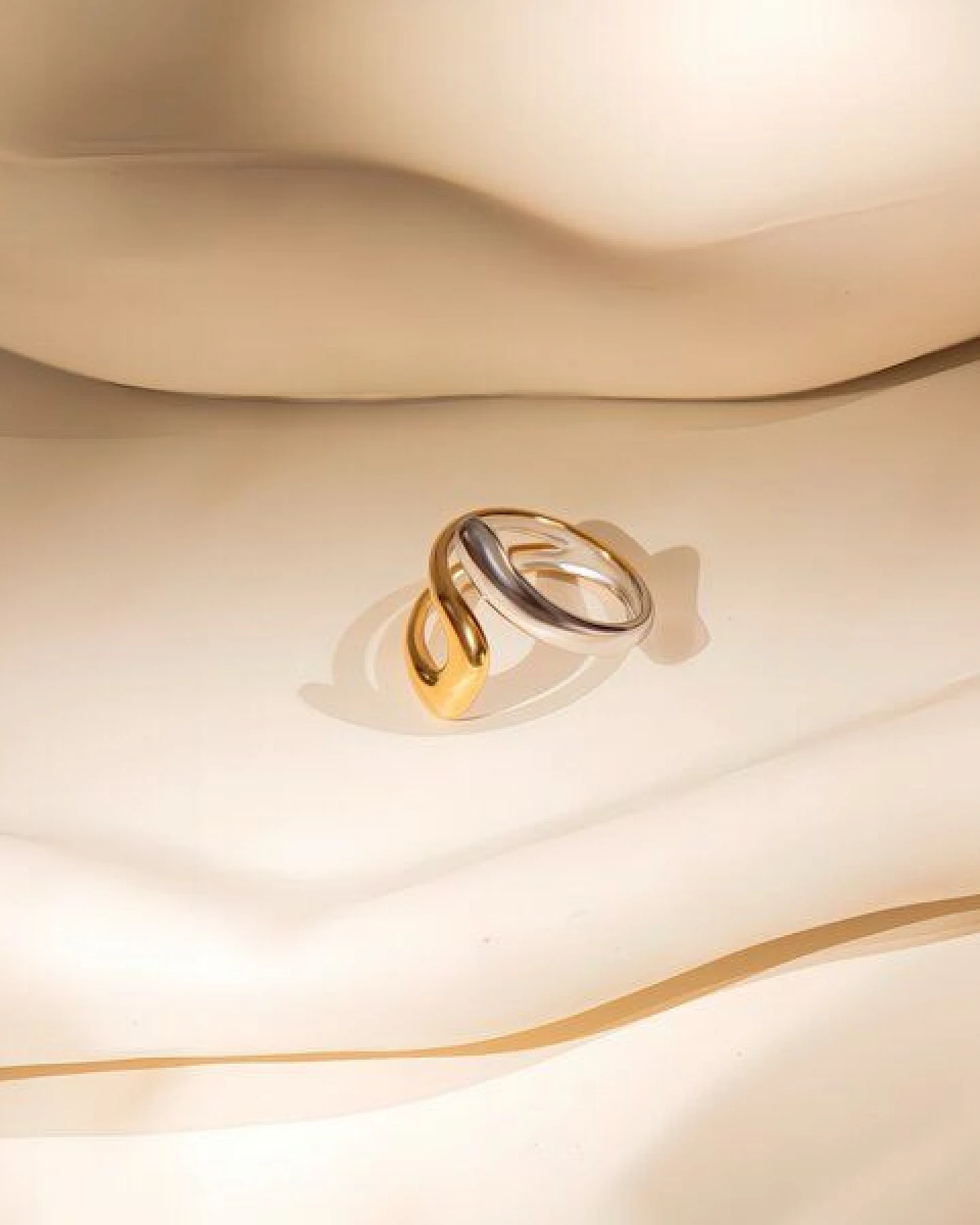 ELEKTROPULLI Größenverstellbarer Gold Silber FLOOD Ring – Ansicht 2