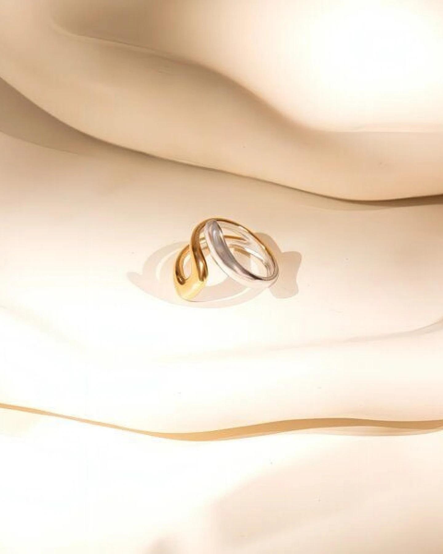 ELEKTROPULLI Größenverstellbarer Gold Silber FLOOD Ring – Ansicht 4