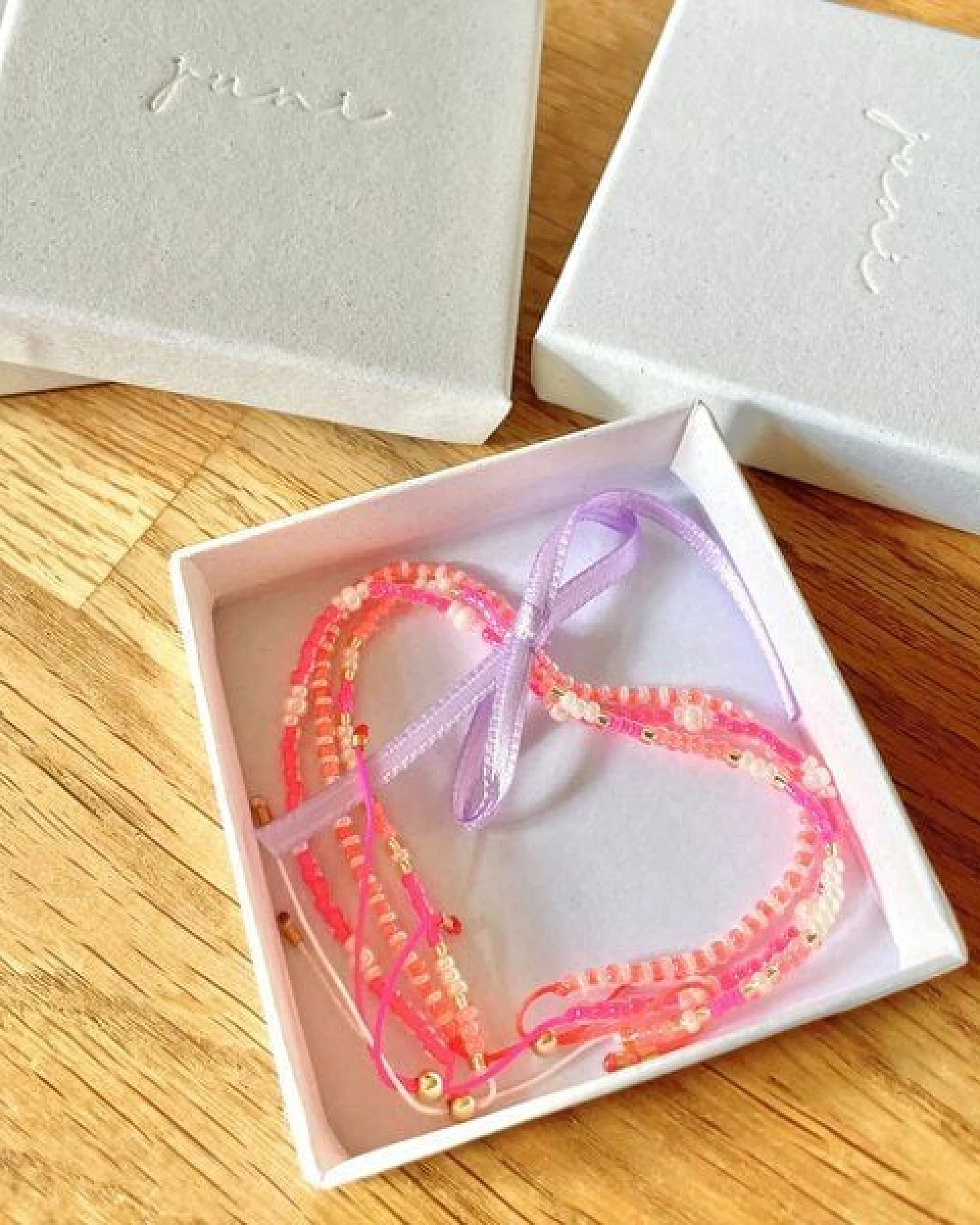 juni Neon Armband fuchsia aus Würfel-Perlen mit verstellbarer Schiebeperle aus recyceltem Gold oder Silber – Ansicht 4