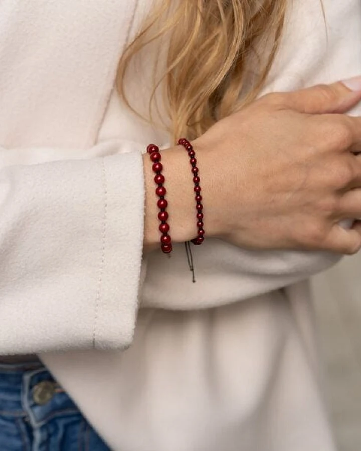 juni Rote Perlenarmbänder "Amélie" - einzeln oder im Set - mit verstellbarer Schiebeperle aus recyceltem Gold oder Silber