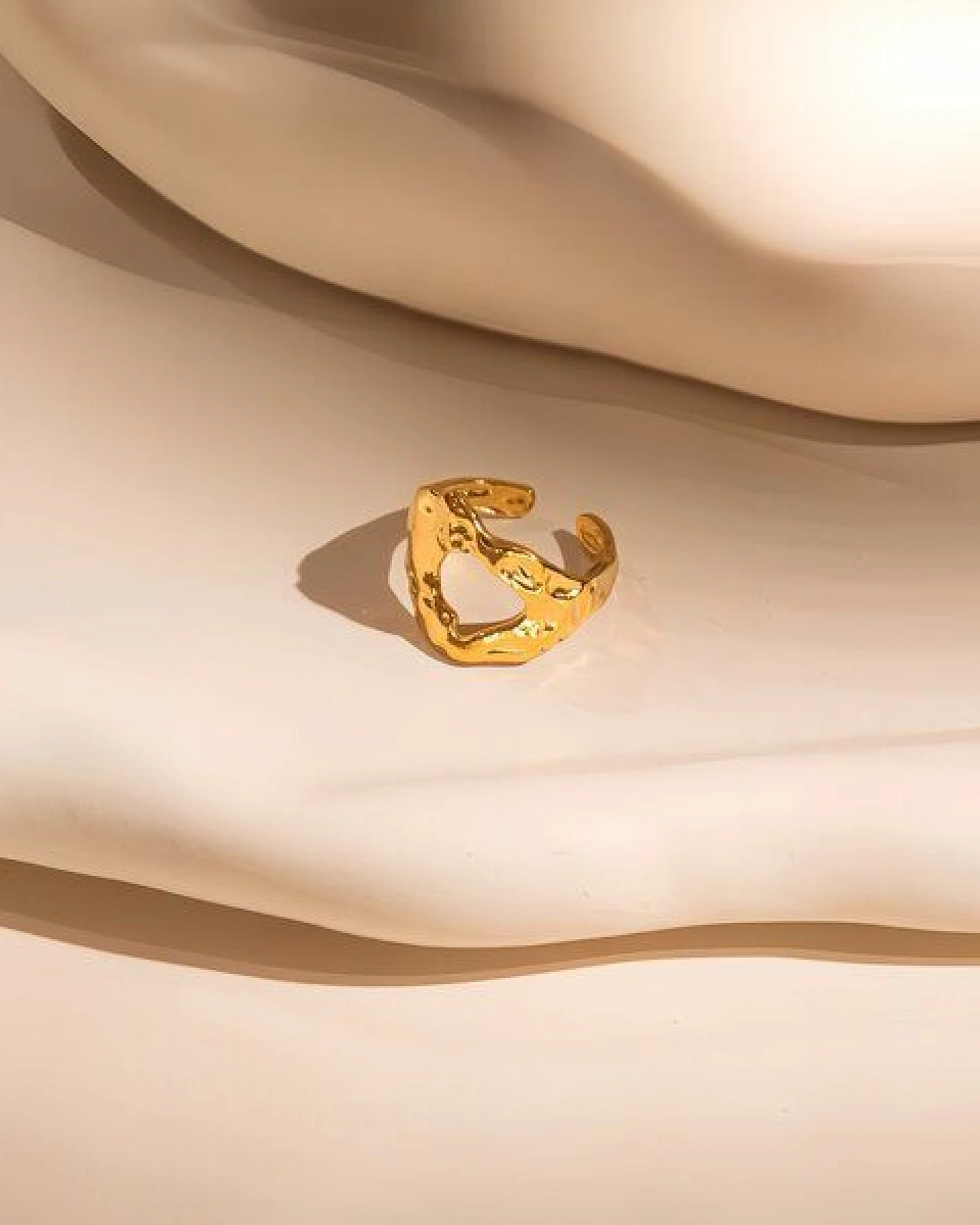 ELEKTROPULLI Größenverstellbarer Hammered Cut Ring – Ansicht 2