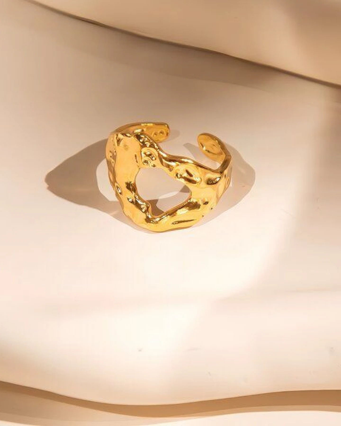 ELEKTROPULLI Größenverstellbarer Hammered Cut Ring – Ansicht 3