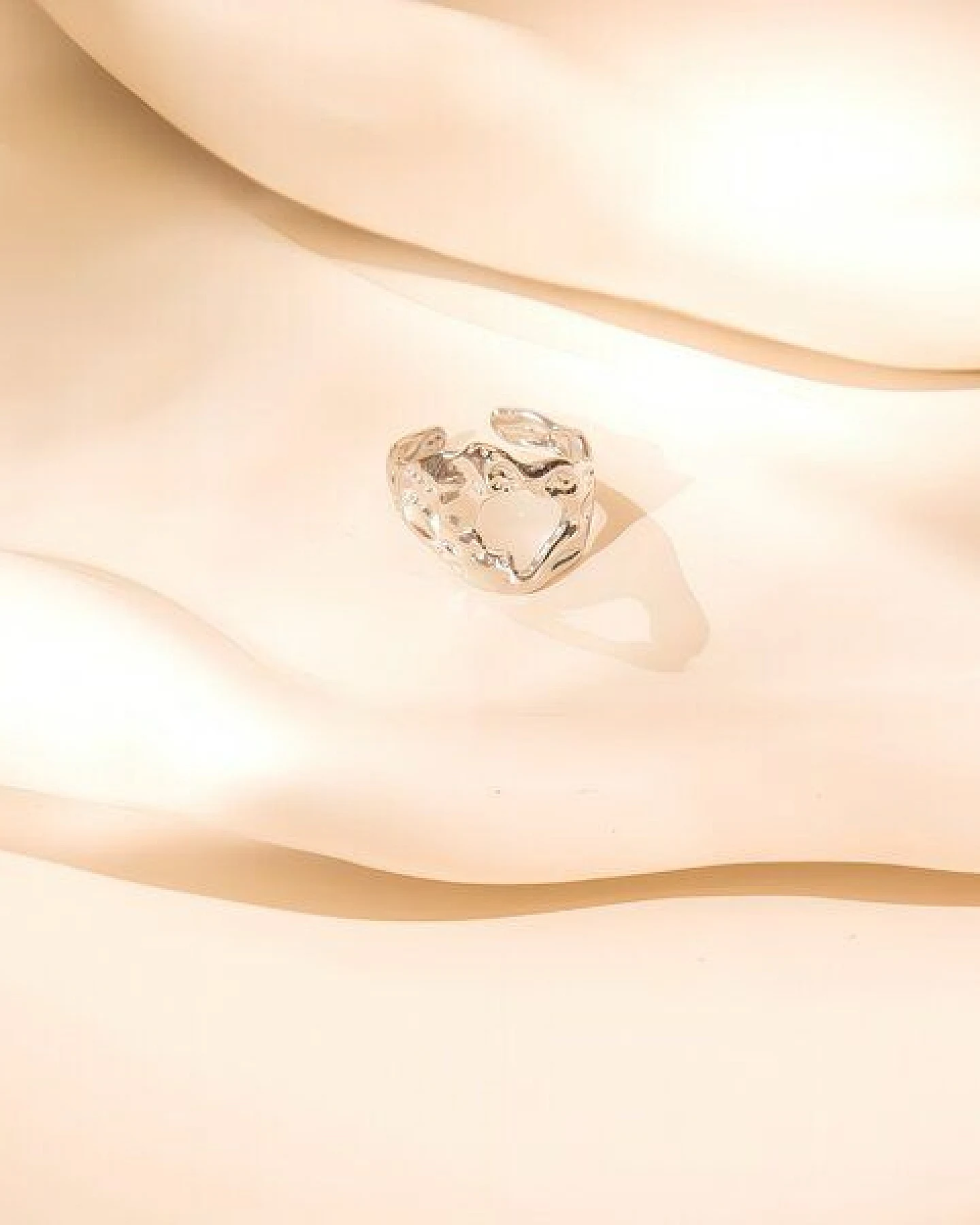 ELEKTROPULLI Größenverstellbarer Hammered Cut Ring – Ansicht 2
