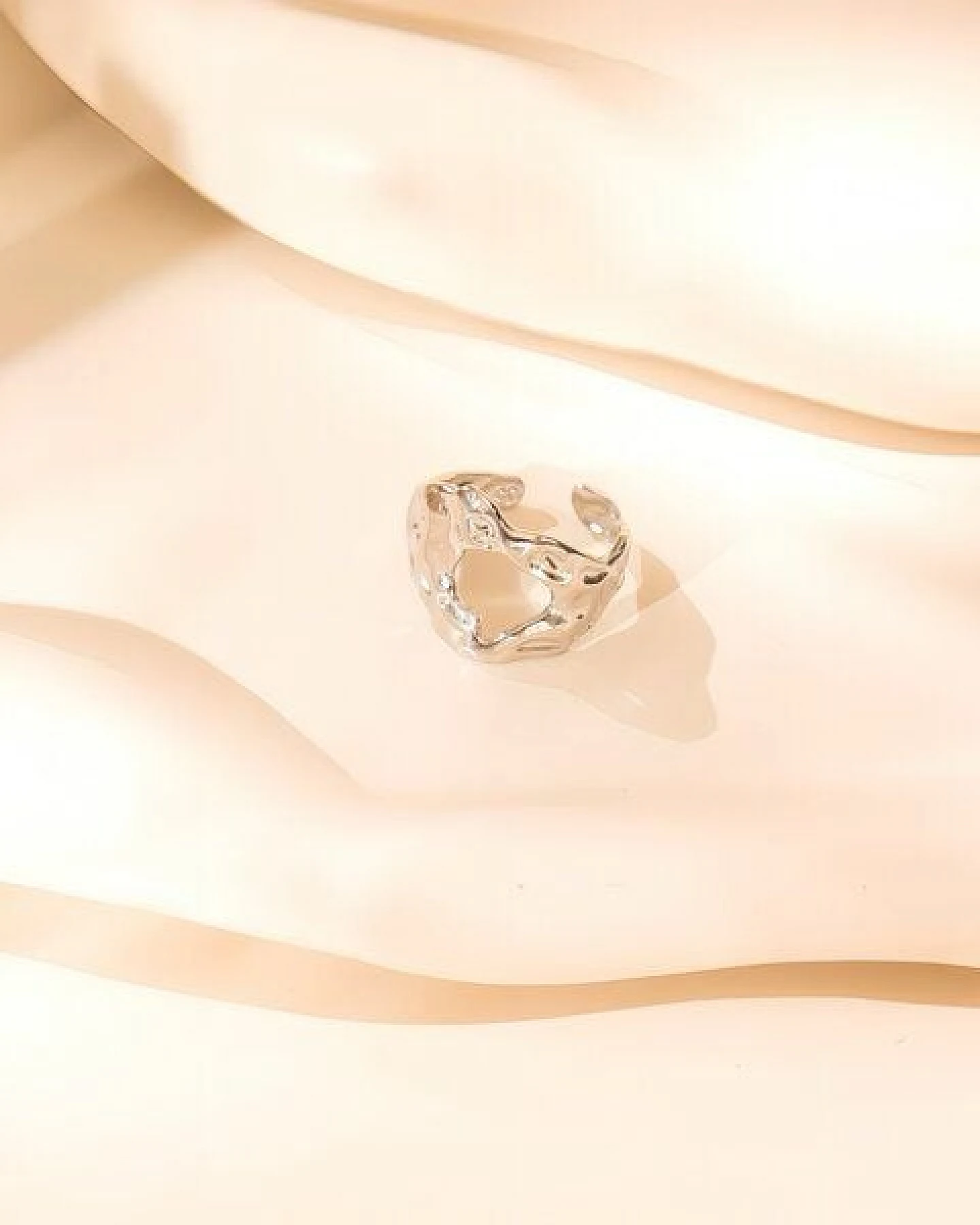 ELEKTROPULLI Größenverstellbarer Hammered Cut Ring – Ansicht 3