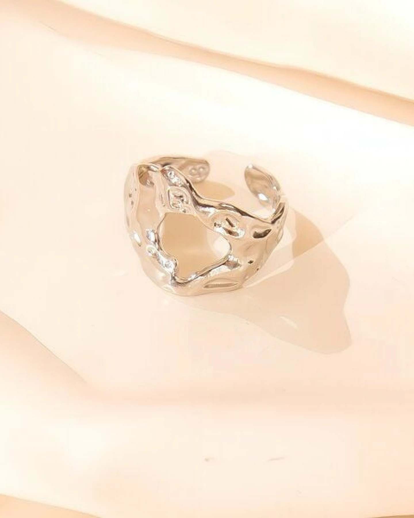 ELEKTROPULLI Größenverstellbarer Hammered Cut Ring – Ansicht 4