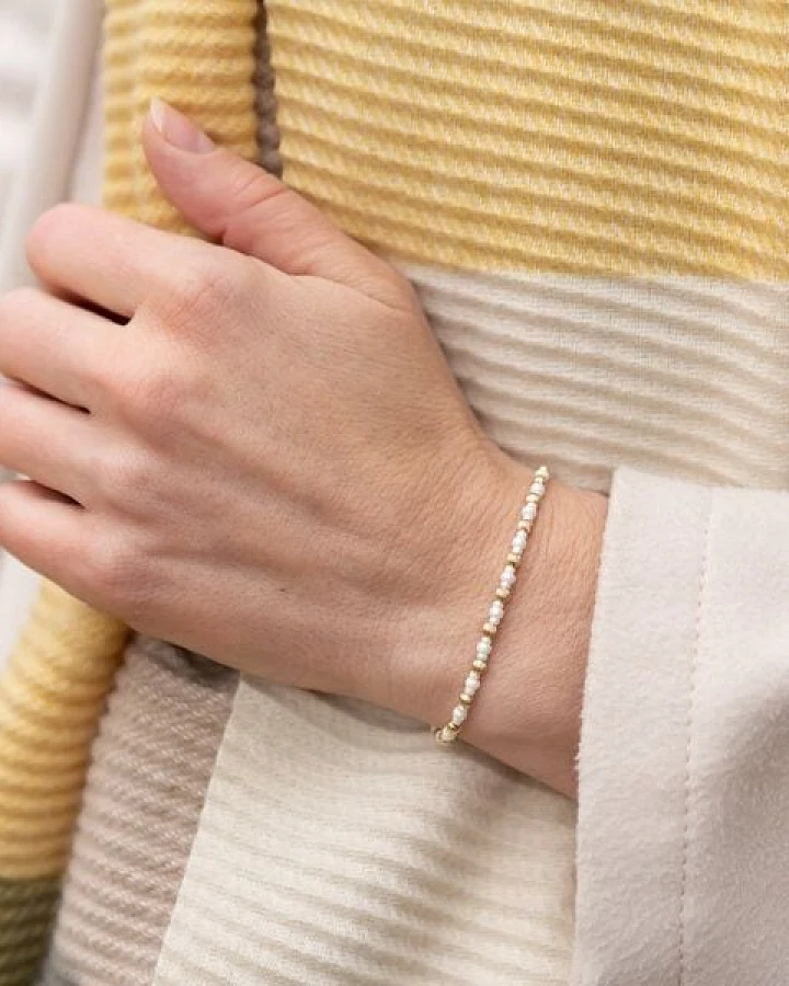 juni Perlenarmband "Marlene" mit geriffelten 14K Gold Perlen aus recyceltem Gold