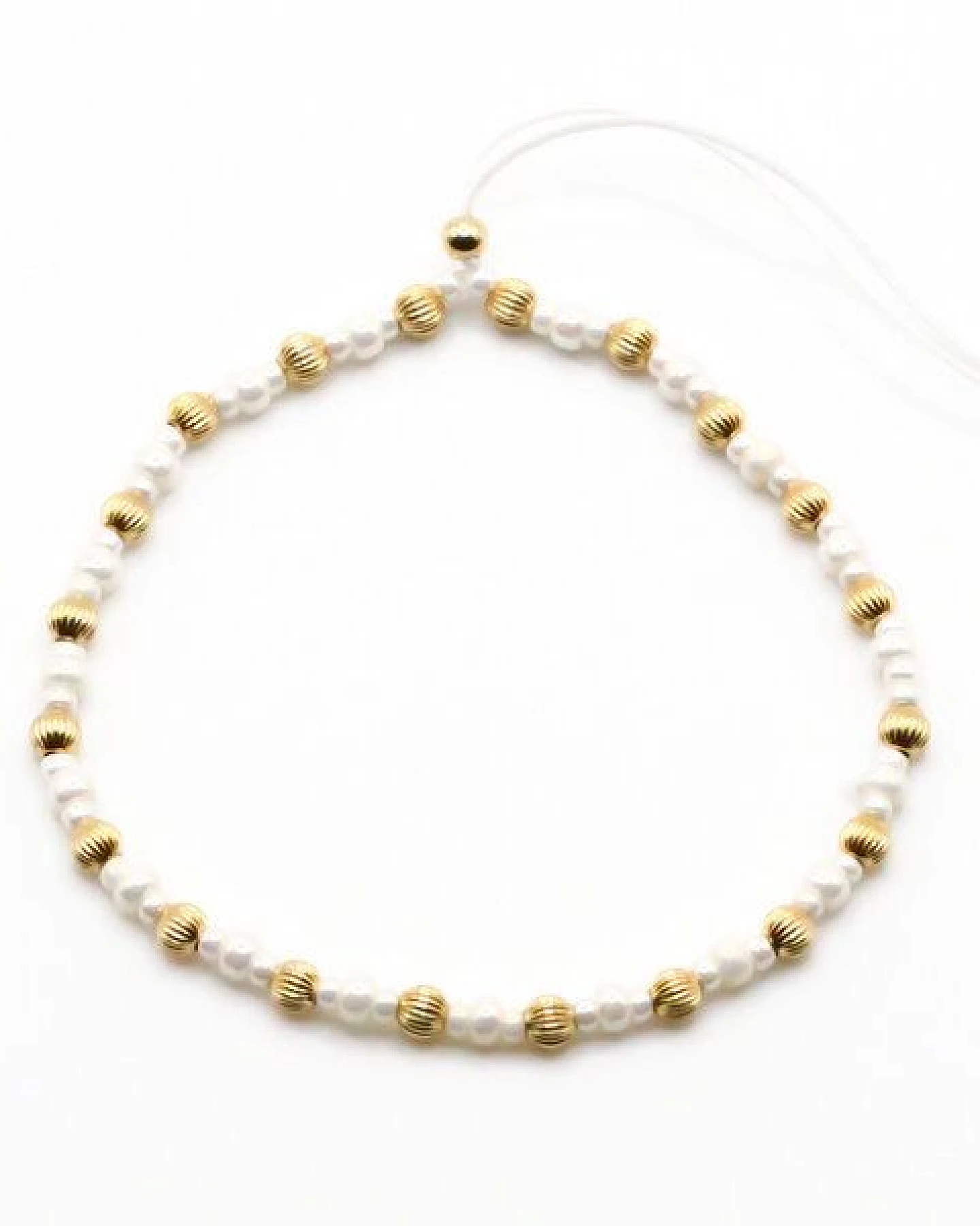 juni Perlenarmband "Marlene" mit geriffelten 14K Gold Perlen aus recyceltem Gold – Ansicht 2