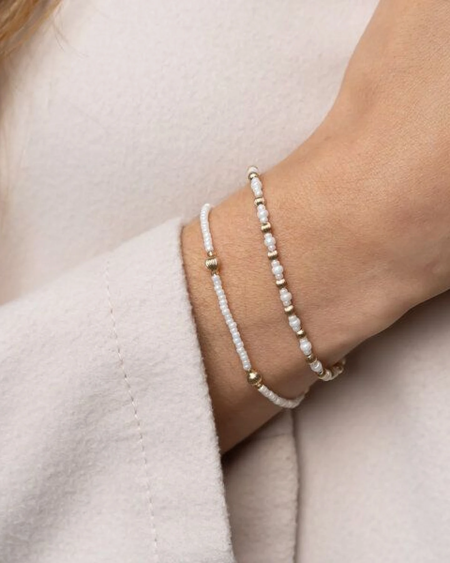 juni Perlenarmband "Marlene" mit geriffelten 14K Gold Perlen aus recyceltem Gold – Ansicht 4