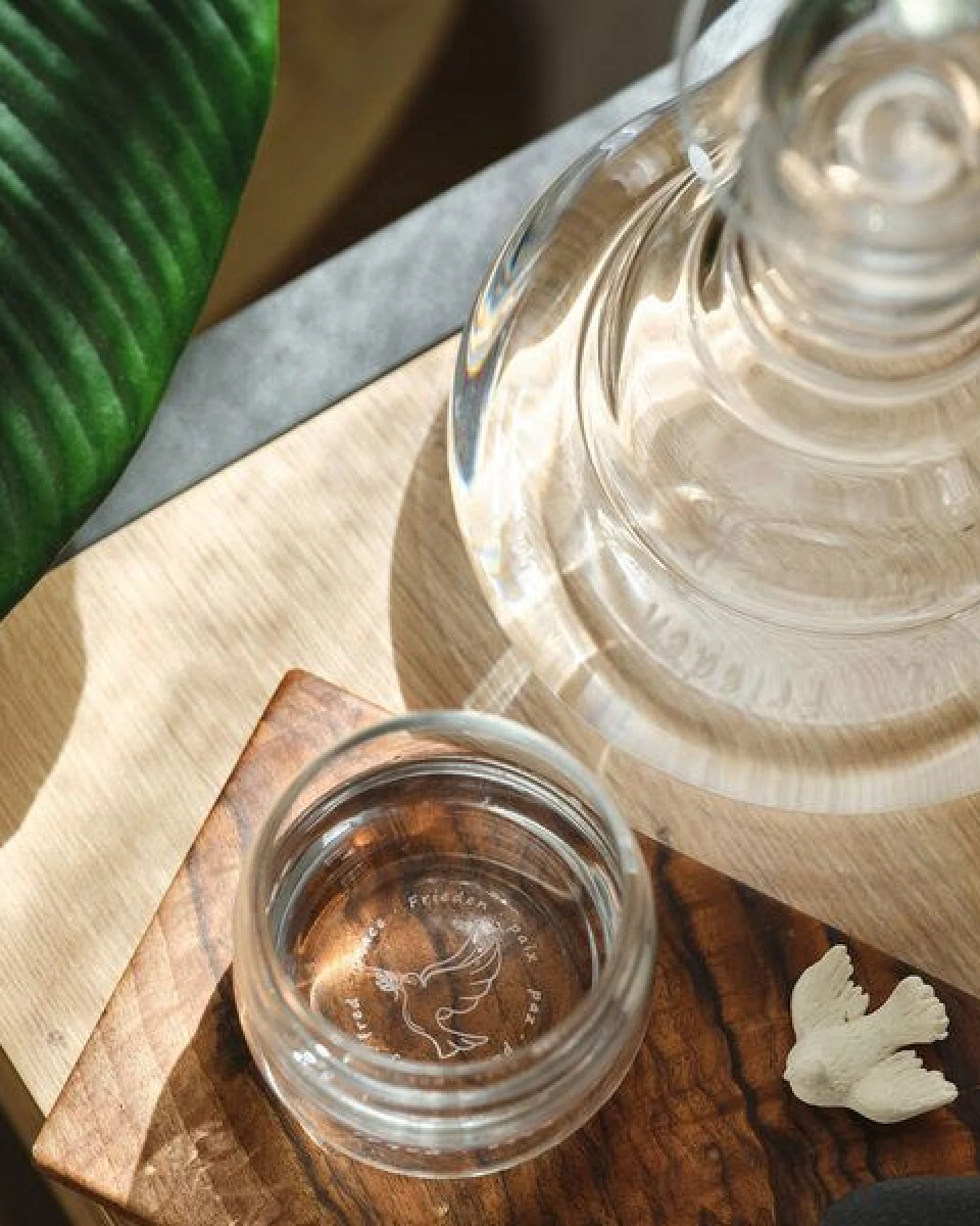 LivingDesigns Set Karaffe Alladin Peace mit 2 Trinkgläsern – Ansicht 2