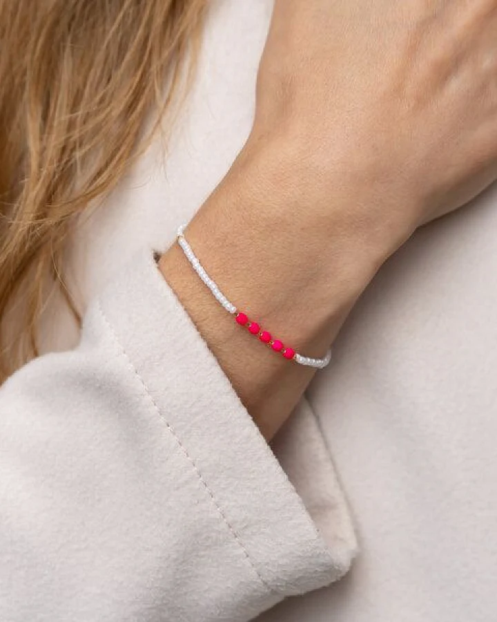 juni "Lola" Perlenarmband pink mit verstellbarer Schiebeperle aus recyceltem Gold